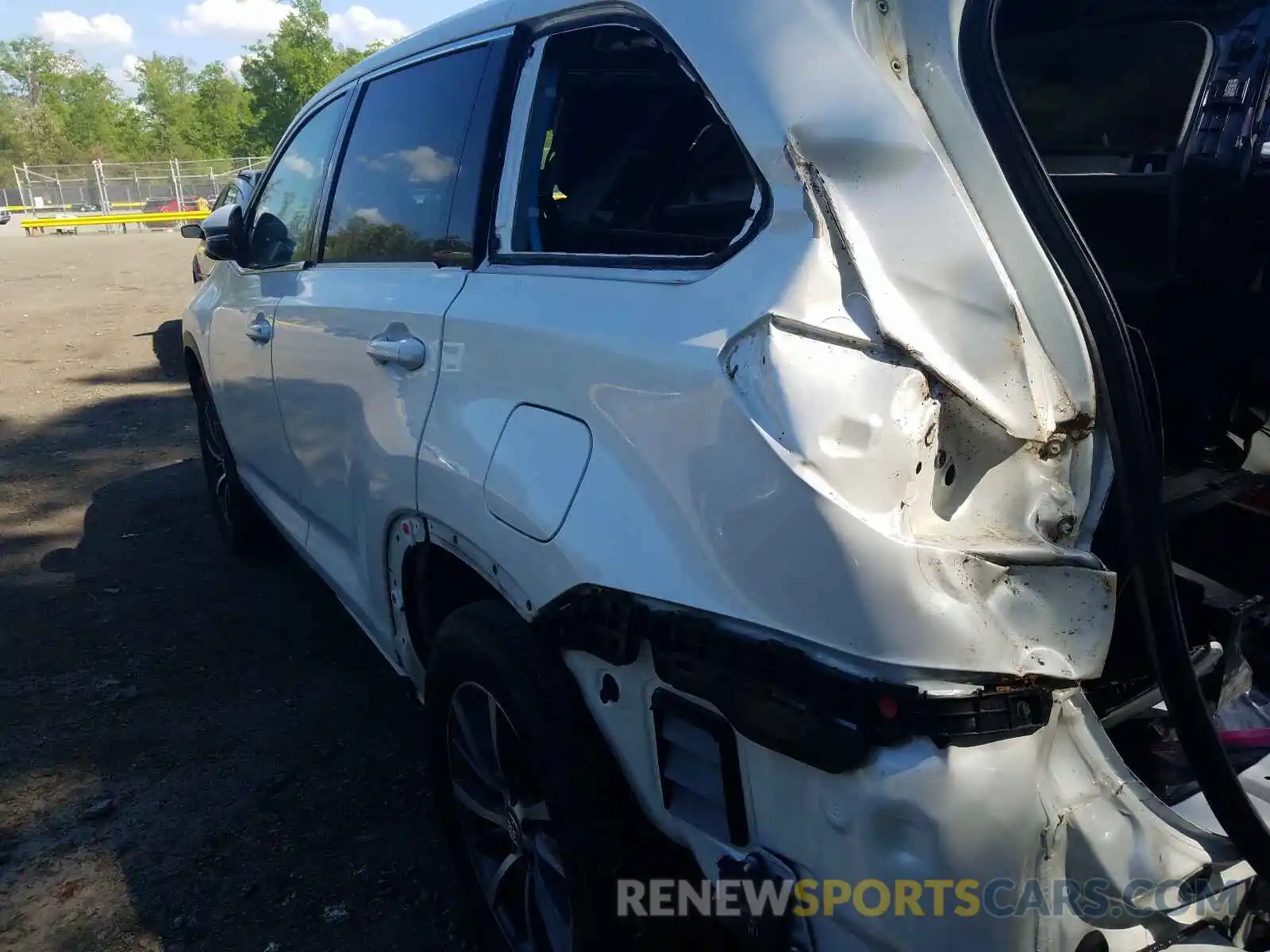 9 Photograph of a damaged car 5TDJZRFH1KS709466 TOYOTA HIGHLANDER 2019