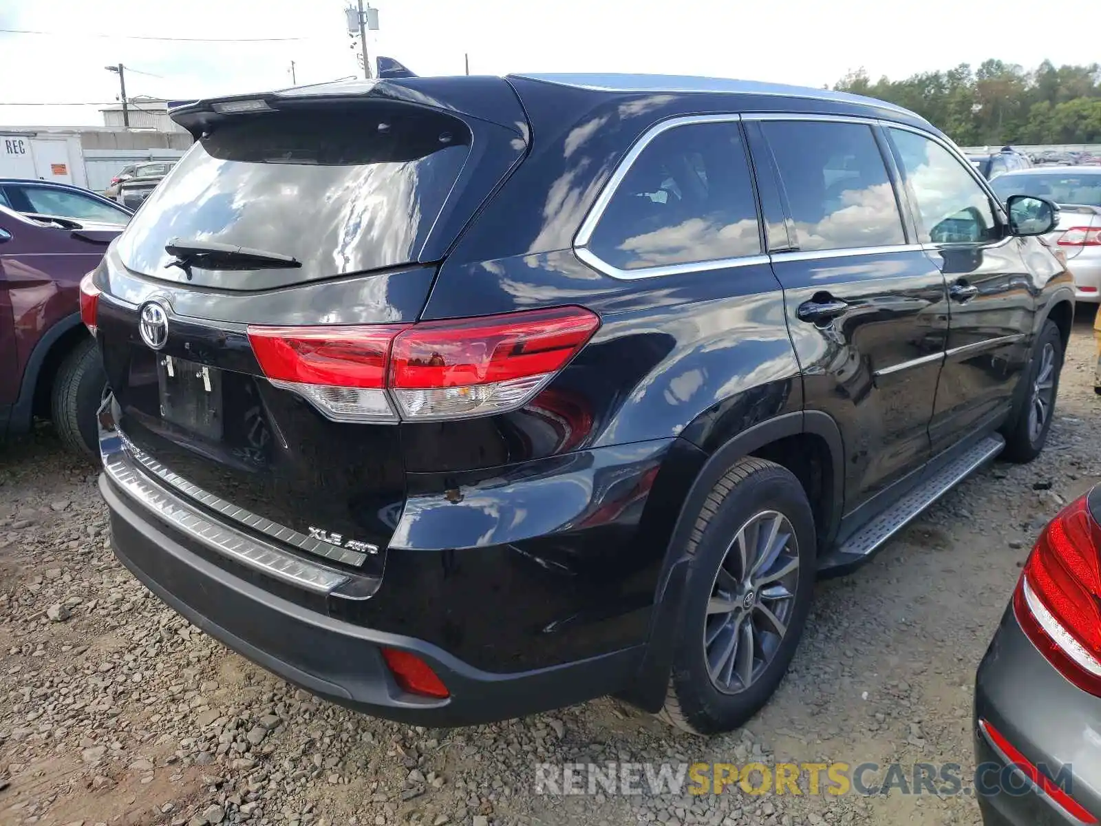 4 Photograph of a damaged car 5TDJZRFH1KS718815 TOYOTA HIGHLANDER 2019