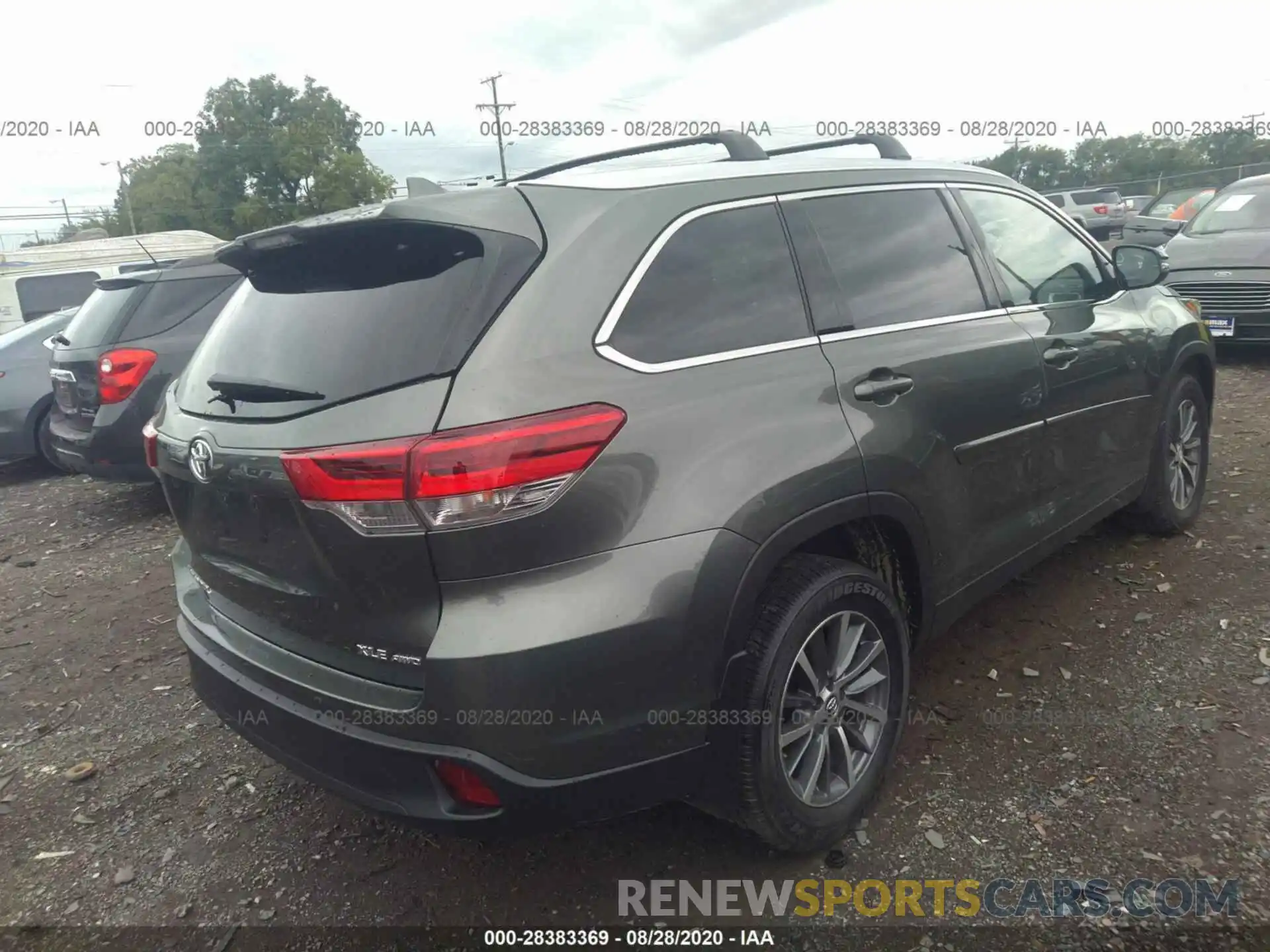 4 Photograph of a damaged car 5TDJZRFH1KS730608 TOYOTA HIGHLANDER 2019