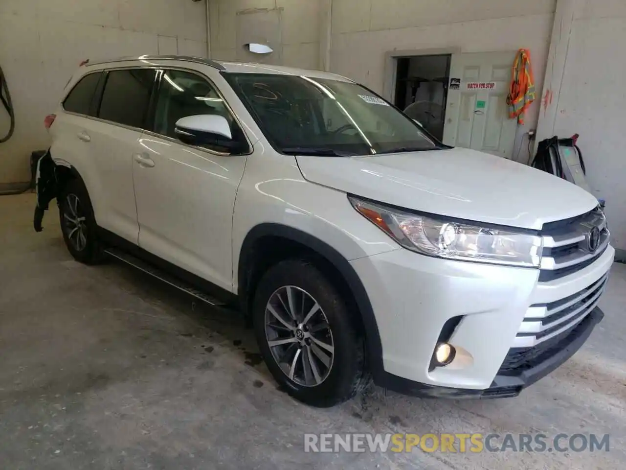 1 Photograph of a damaged car 5TDJZRFH1KS916245 TOYOTA HIGHLANDER 2019