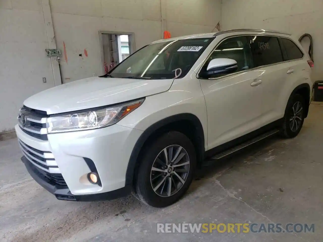 2 Photograph of a damaged car 5TDJZRFH1KS916245 TOYOTA HIGHLANDER 2019