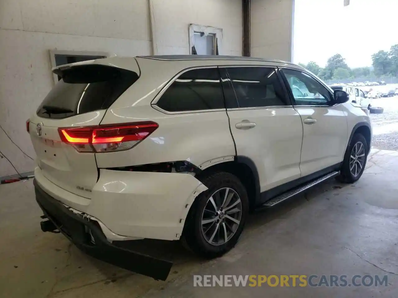 4 Photograph of a damaged car 5TDJZRFH1KS916245 TOYOTA HIGHLANDER 2019