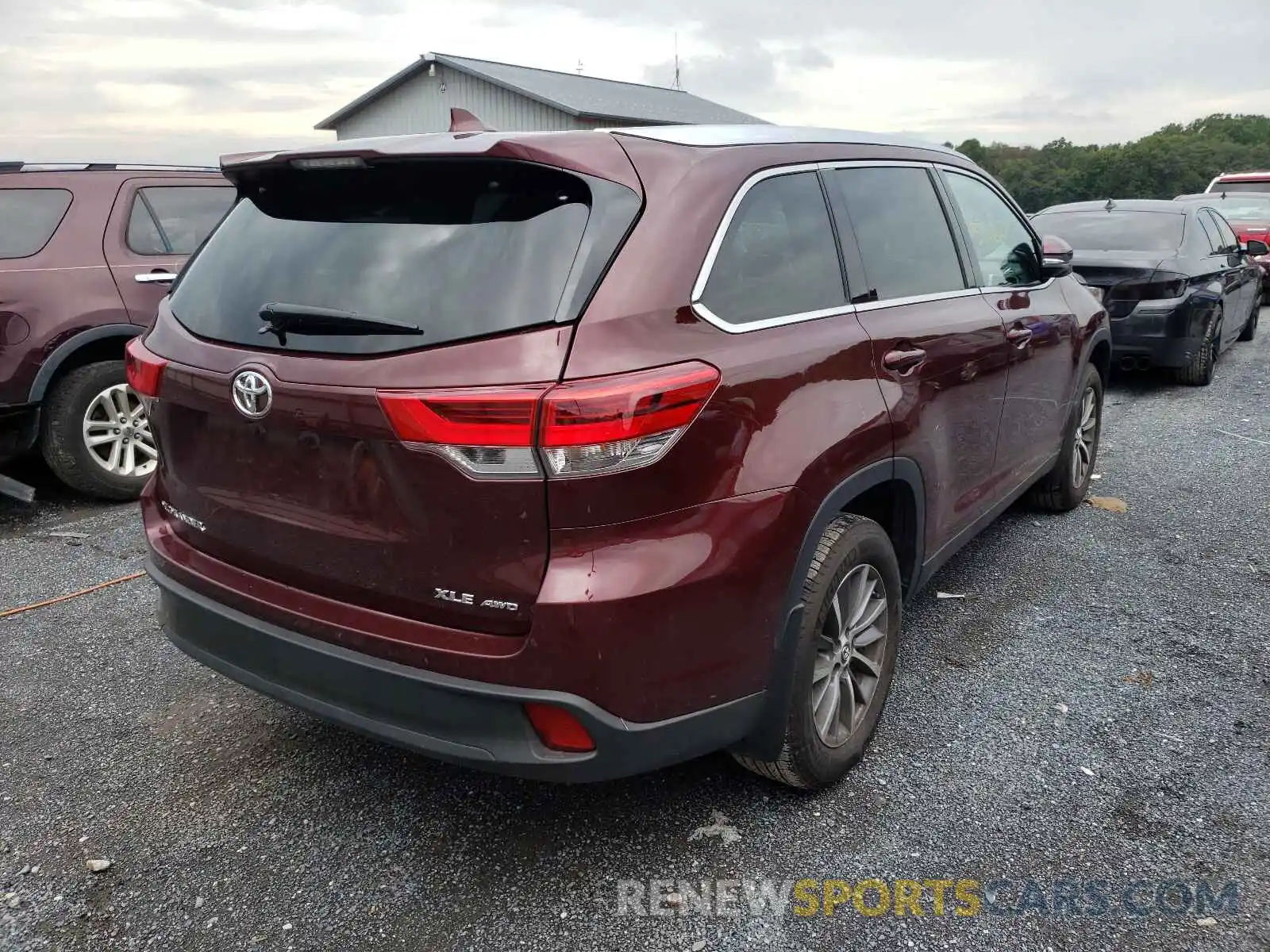 4 Photograph of a damaged car 5TDJZRFH1KS918447 TOYOTA HIGHLANDER 2019