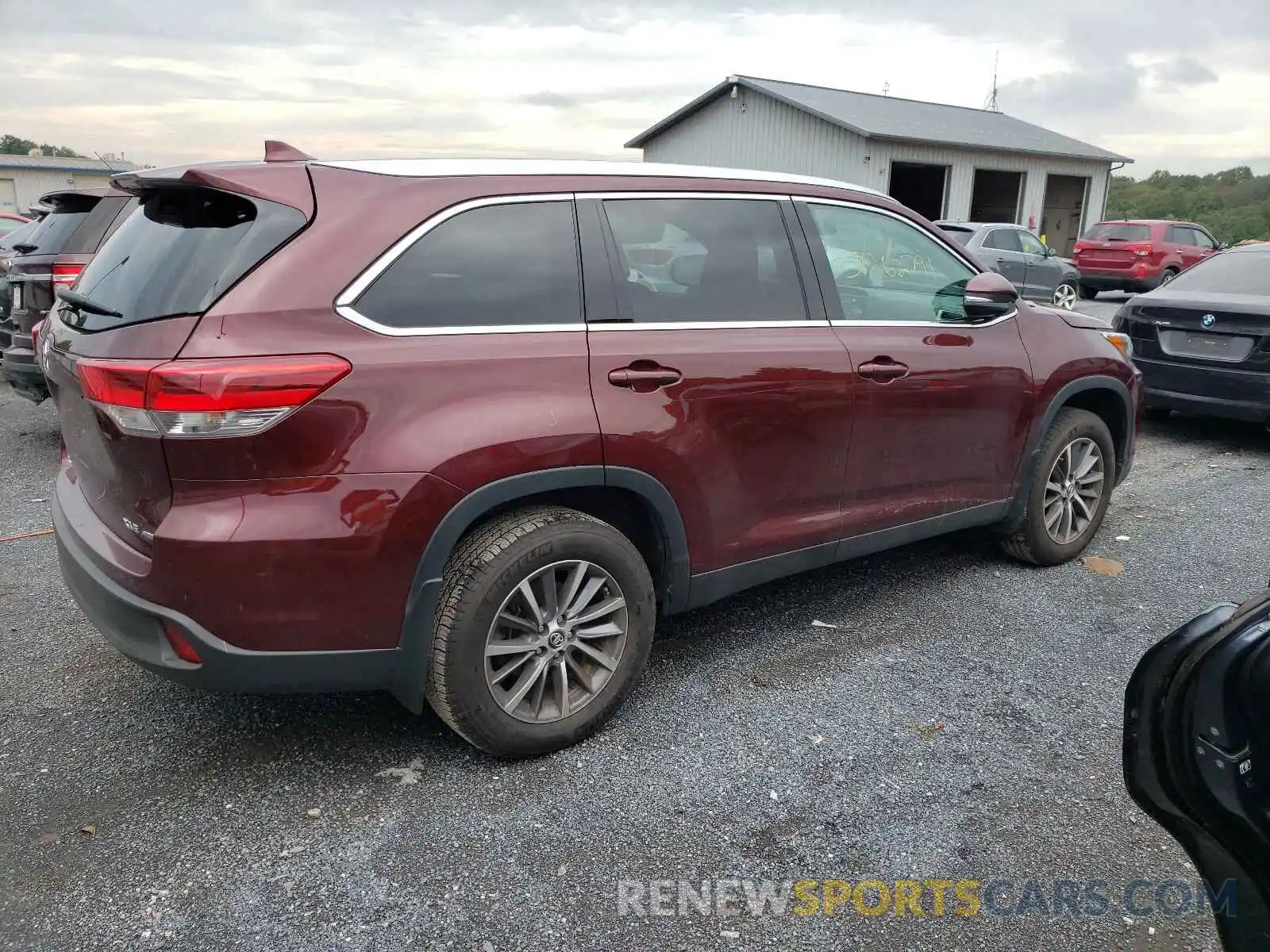 9 Photograph of a damaged car 5TDJZRFH1KS918447 TOYOTA HIGHLANDER 2019