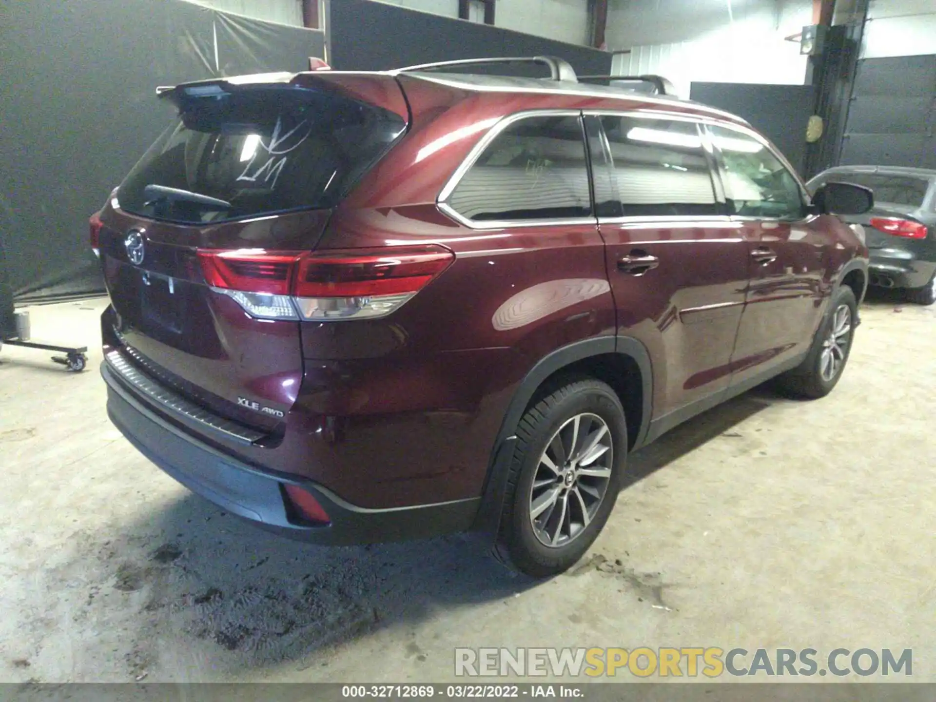 4 Photograph of a damaged car 5TDJZRFH1KS919873 TOYOTA HIGHLANDER 2019