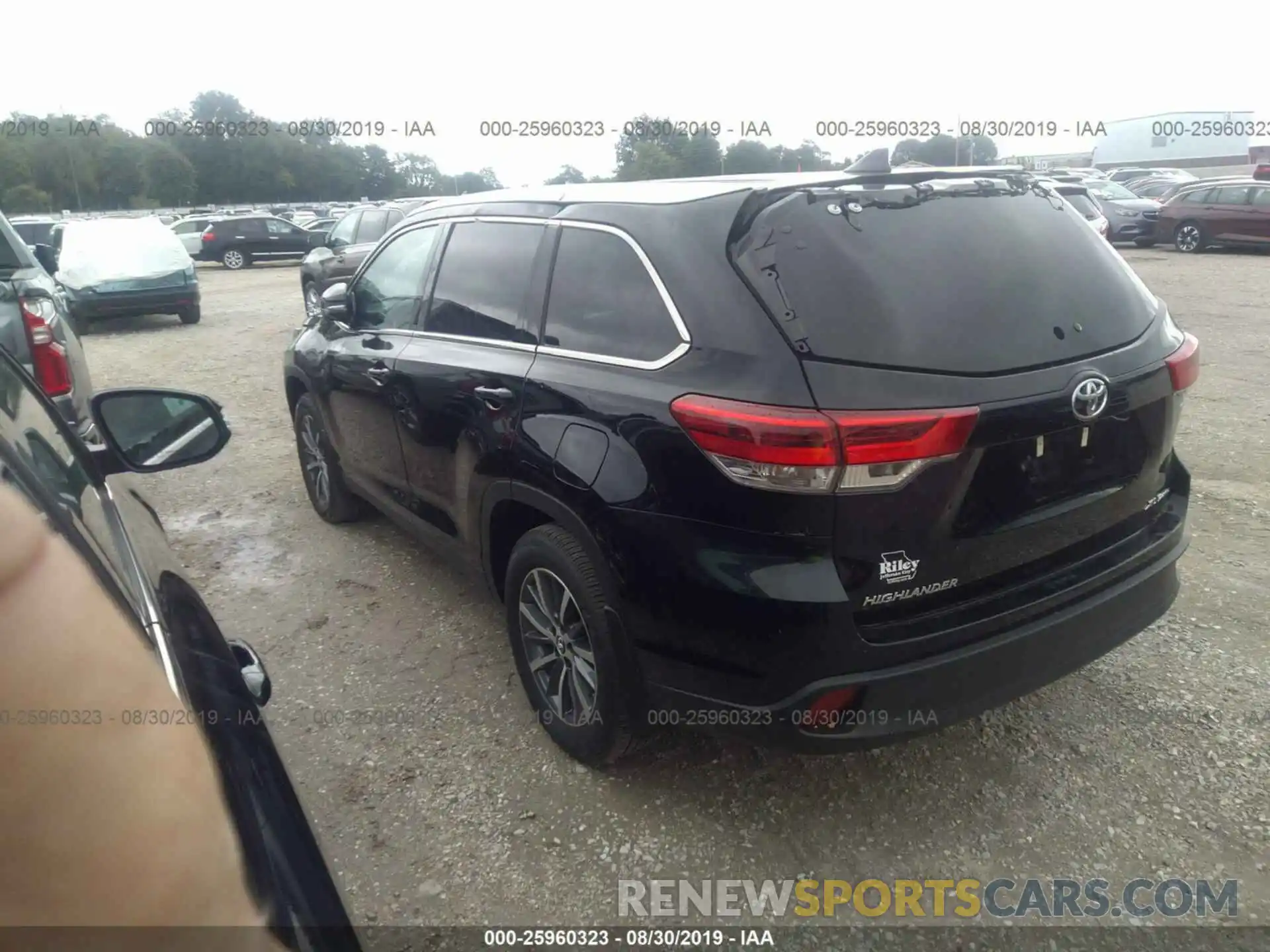 3 Photograph of a damaged car 5TDJZRFH1KS921767 TOYOTA HIGHLANDER 2019