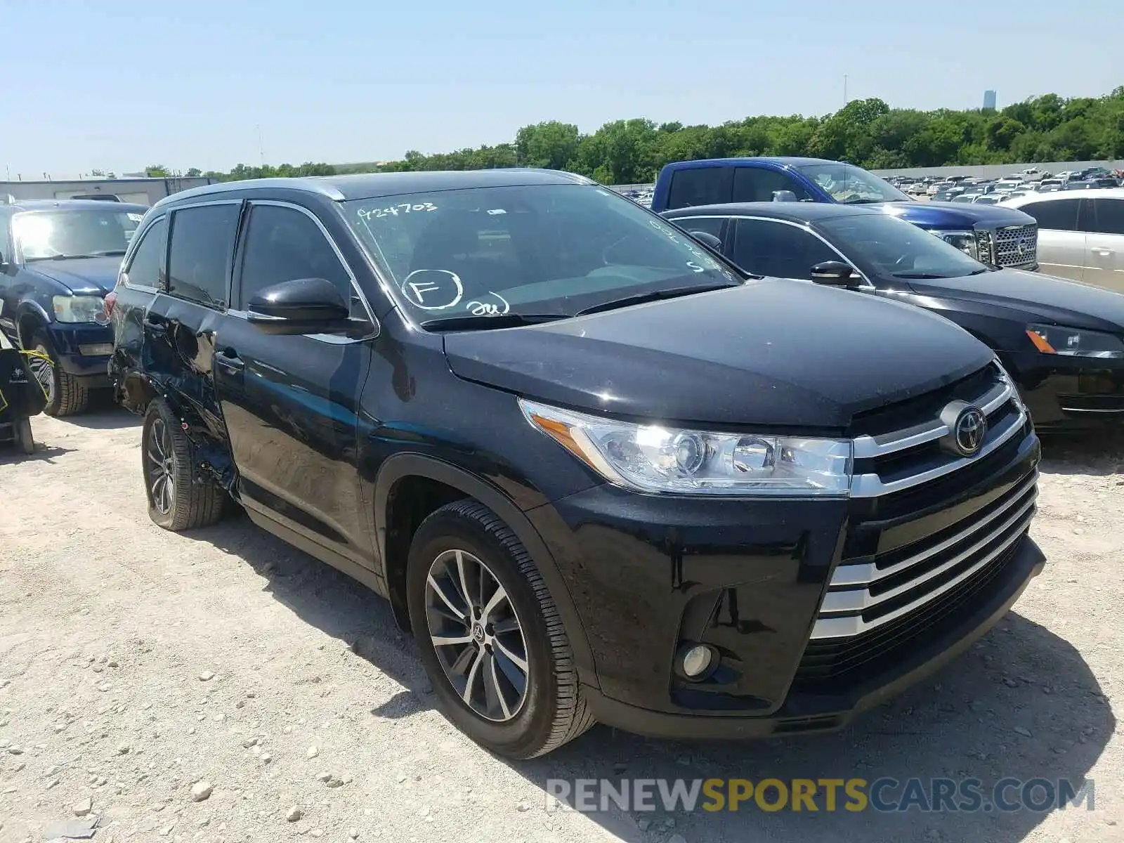 1 Photograph of a damaged car 5TDJZRFH1KS924703 TOYOTA HIGHLANDER 2019