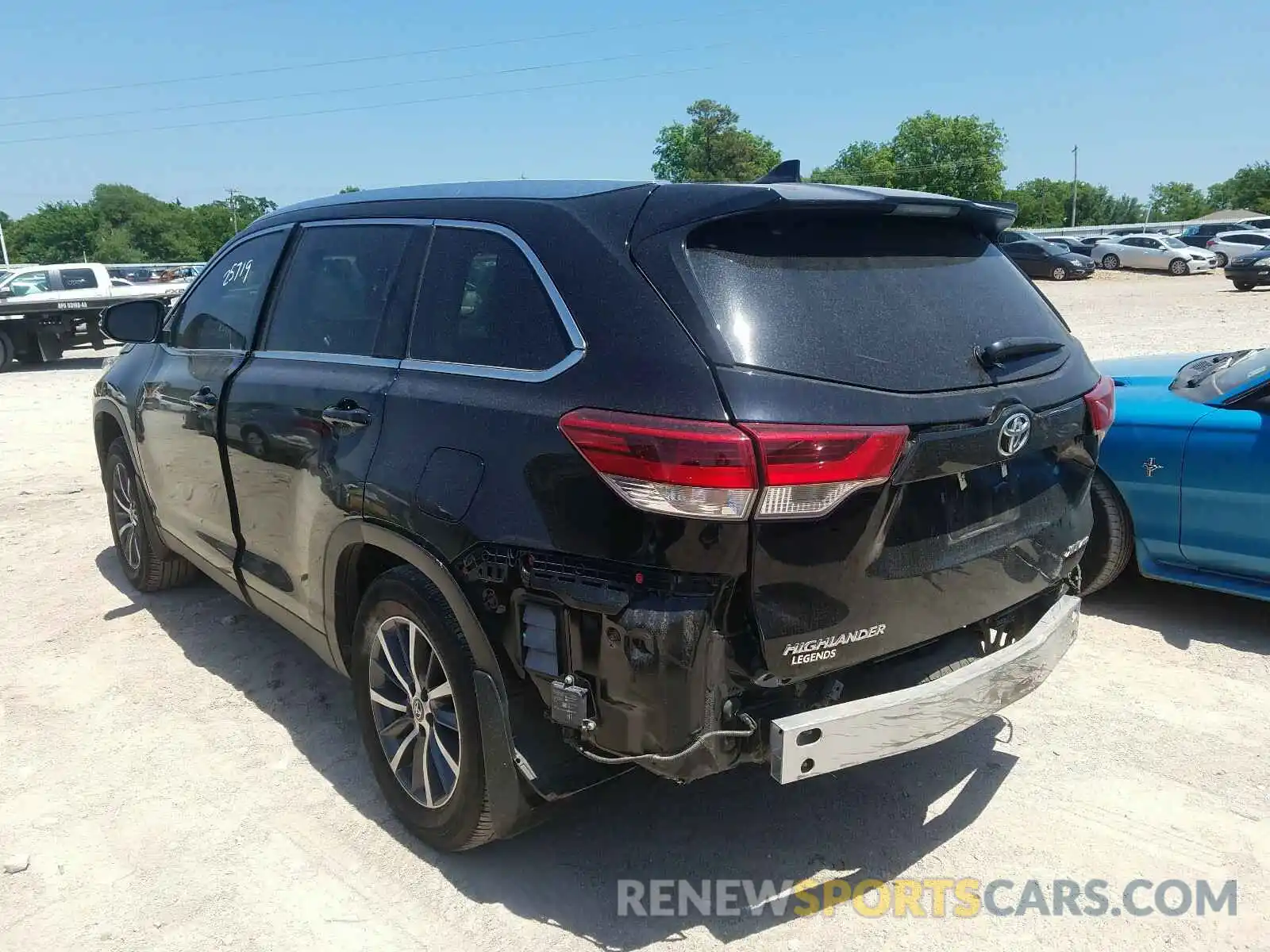 3 Photograph of a damaged car 5TDJZRFH1KS924703 TOYOTA HIGHLANDER 2019