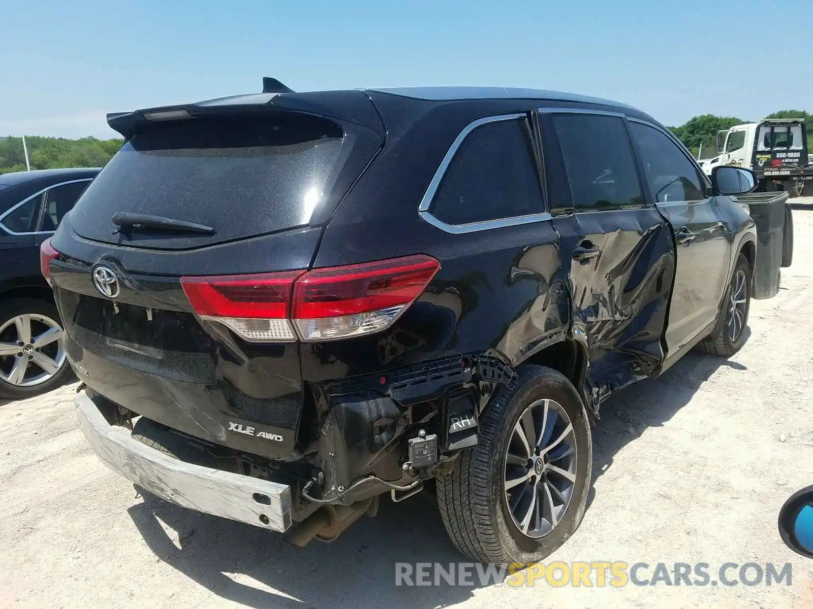 4 Photograph of a damaged car 5TDJZRFH1KS924703 TOYOTA HIGHLANDER 2019