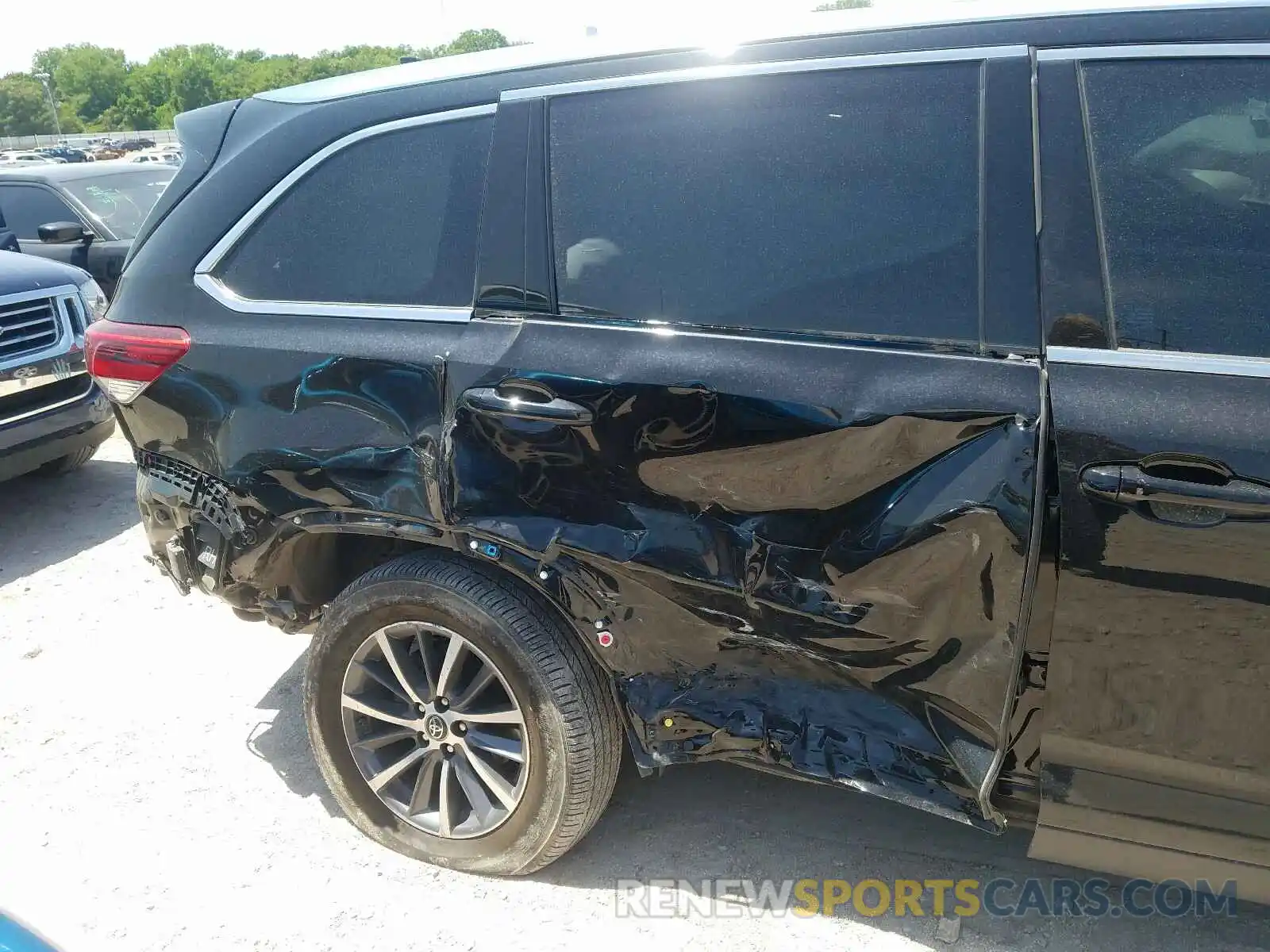 9 Photograph of a damaged car 5TDJZRFH1KS924703 TOYOTA HIGHLANDER 2019