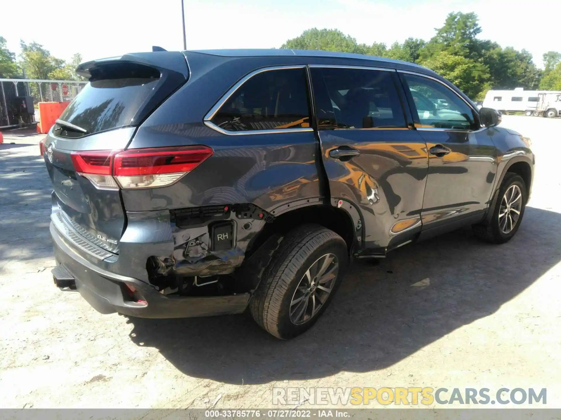 4 Photograph of a damaged car 5TDJZRFH1KS926340 TOYOTA HIGHLANDER 2019