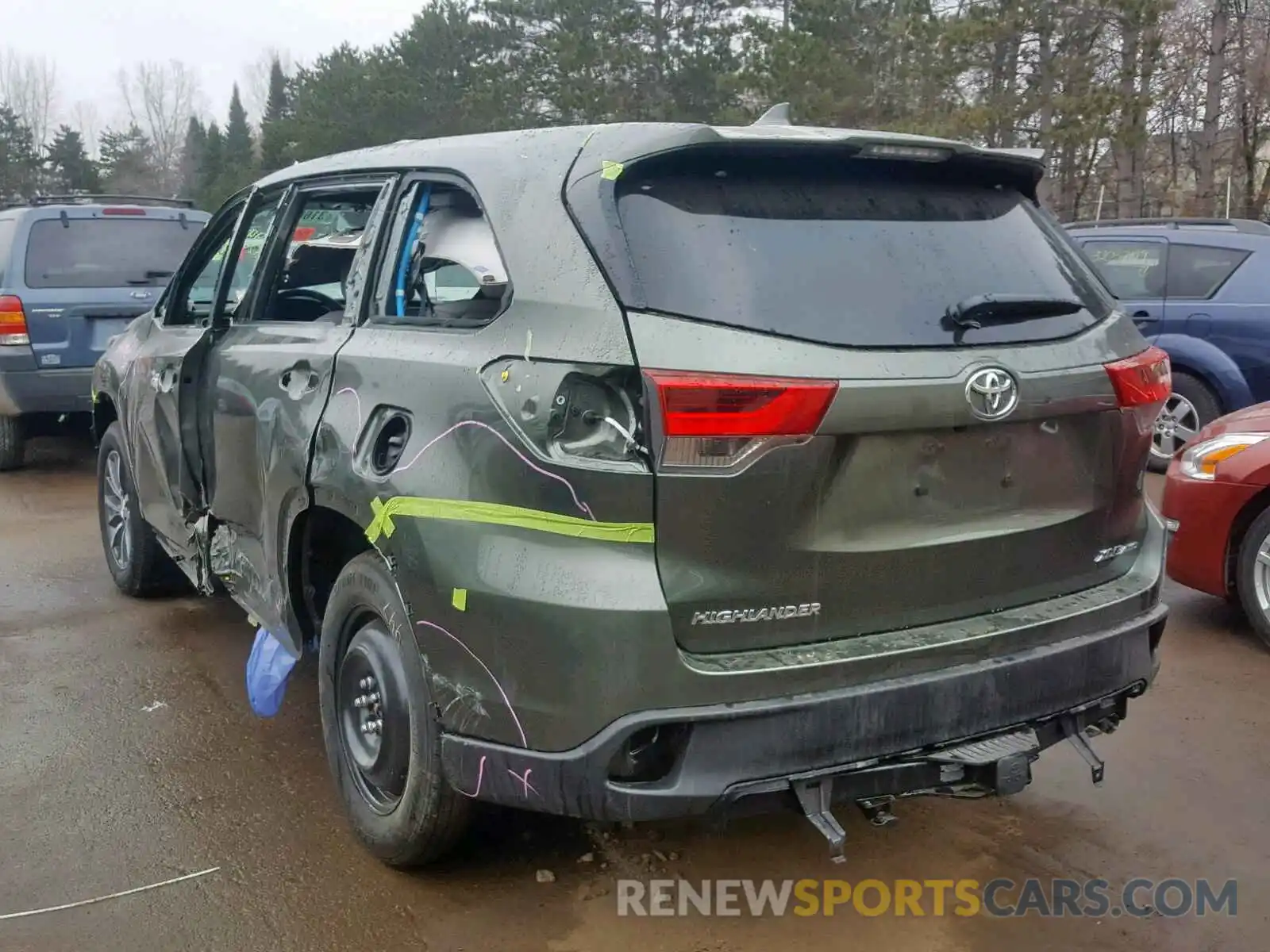 3 Photograph of a damaged car 5TDJZRFH1KS930923 TOYOTA HIGHLANDER 2019