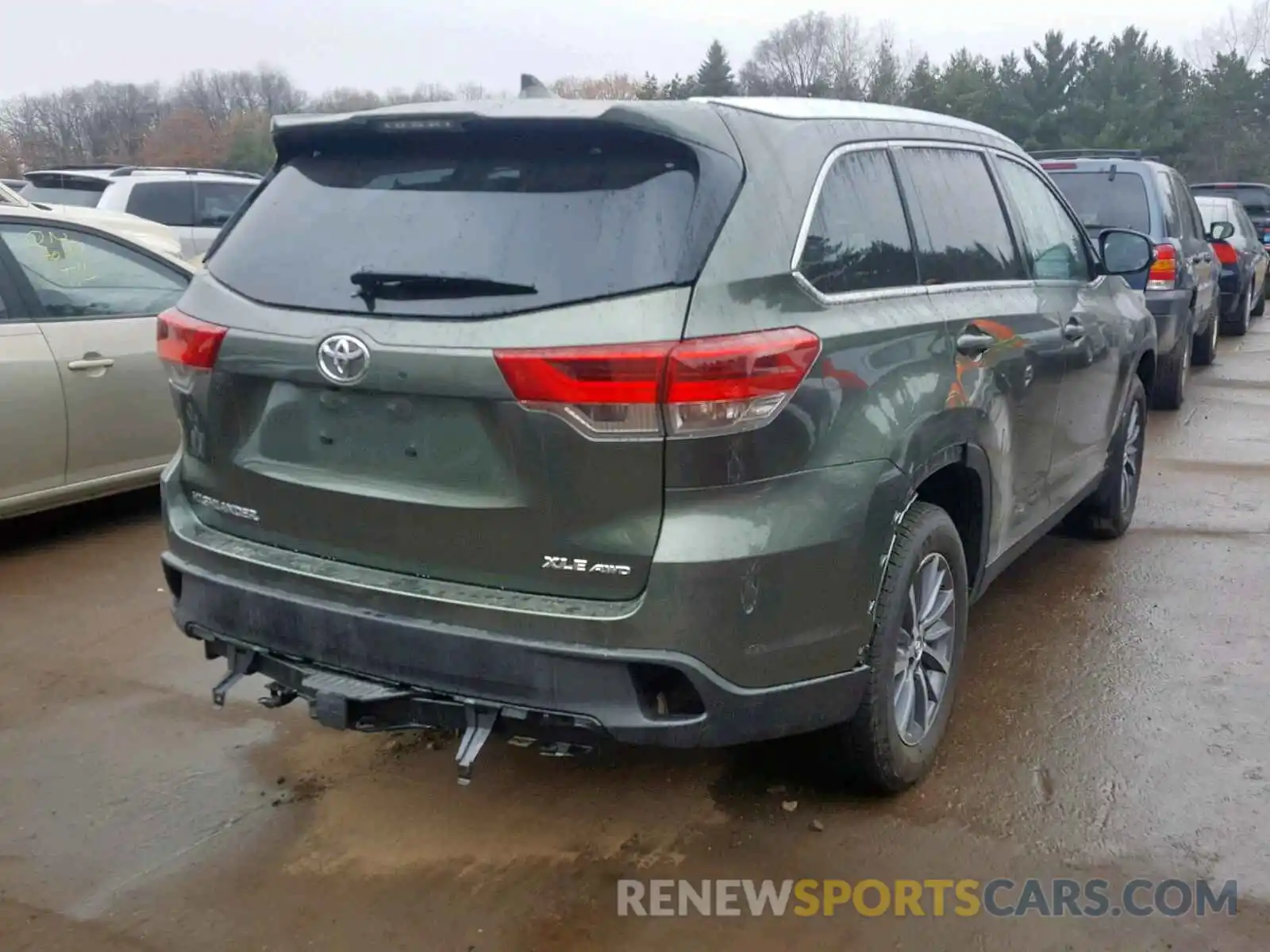 4 Photograph of a damaged car 5TDJZRFH1KS930923 TOYOTA HIGHLANDER 2019