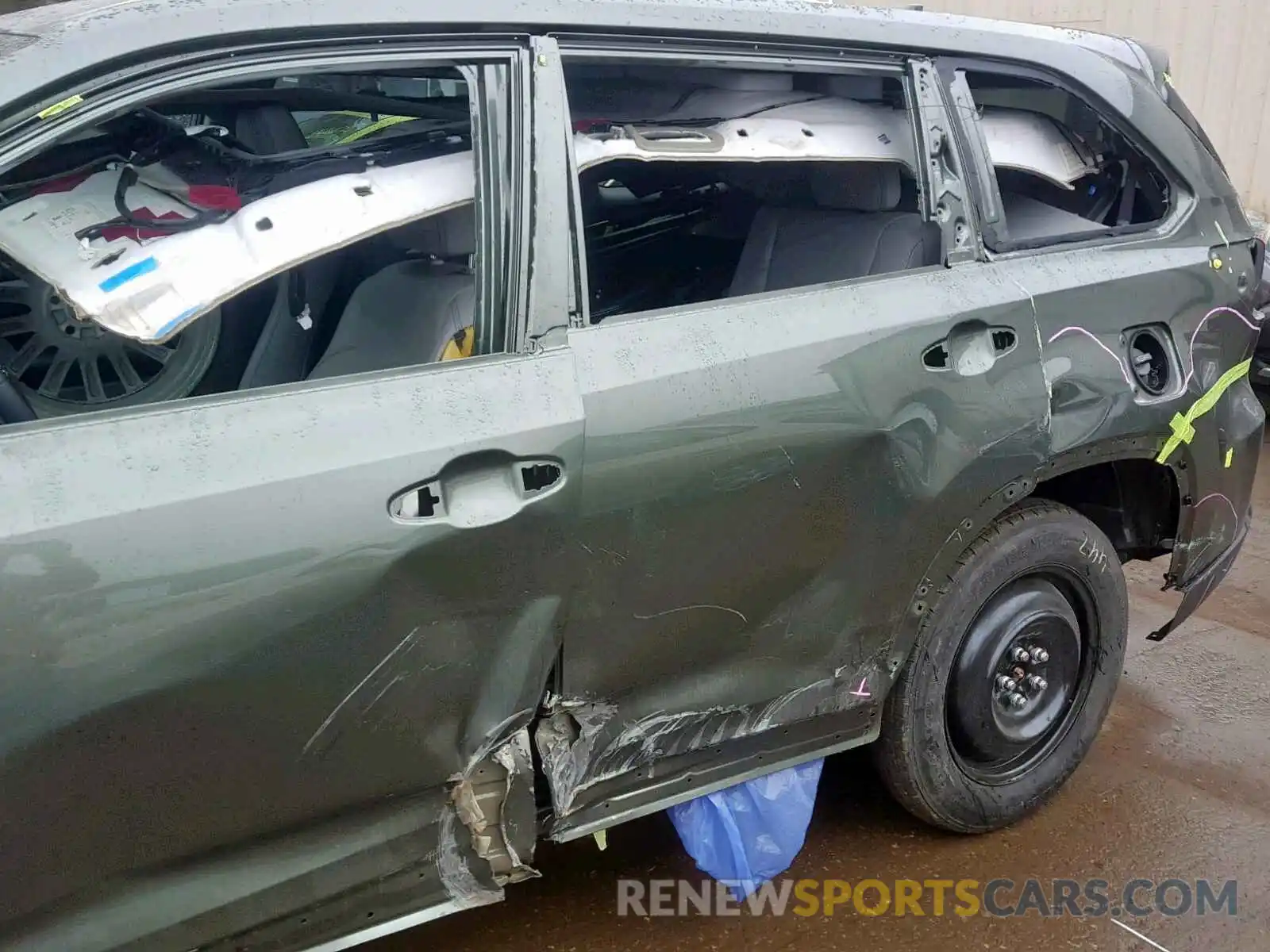 9 Photograph of a damaged car 5TDJZRFH1KS930923 TOYOTA HIGHLANDER 2019