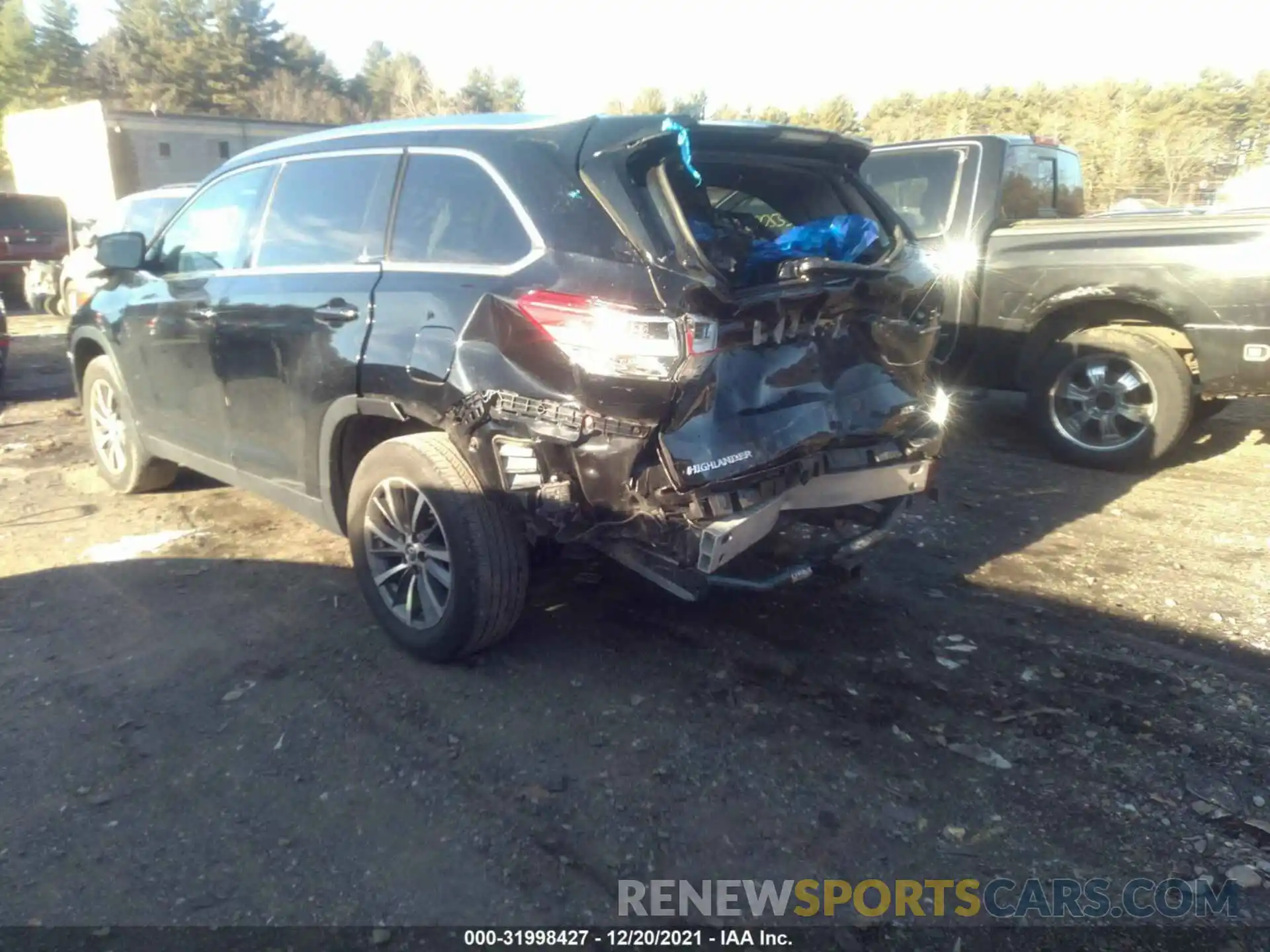 3 Photograph of a damaged car 5TDJZRFH1KS933000 TOYOTA HIGHLANDER 2019