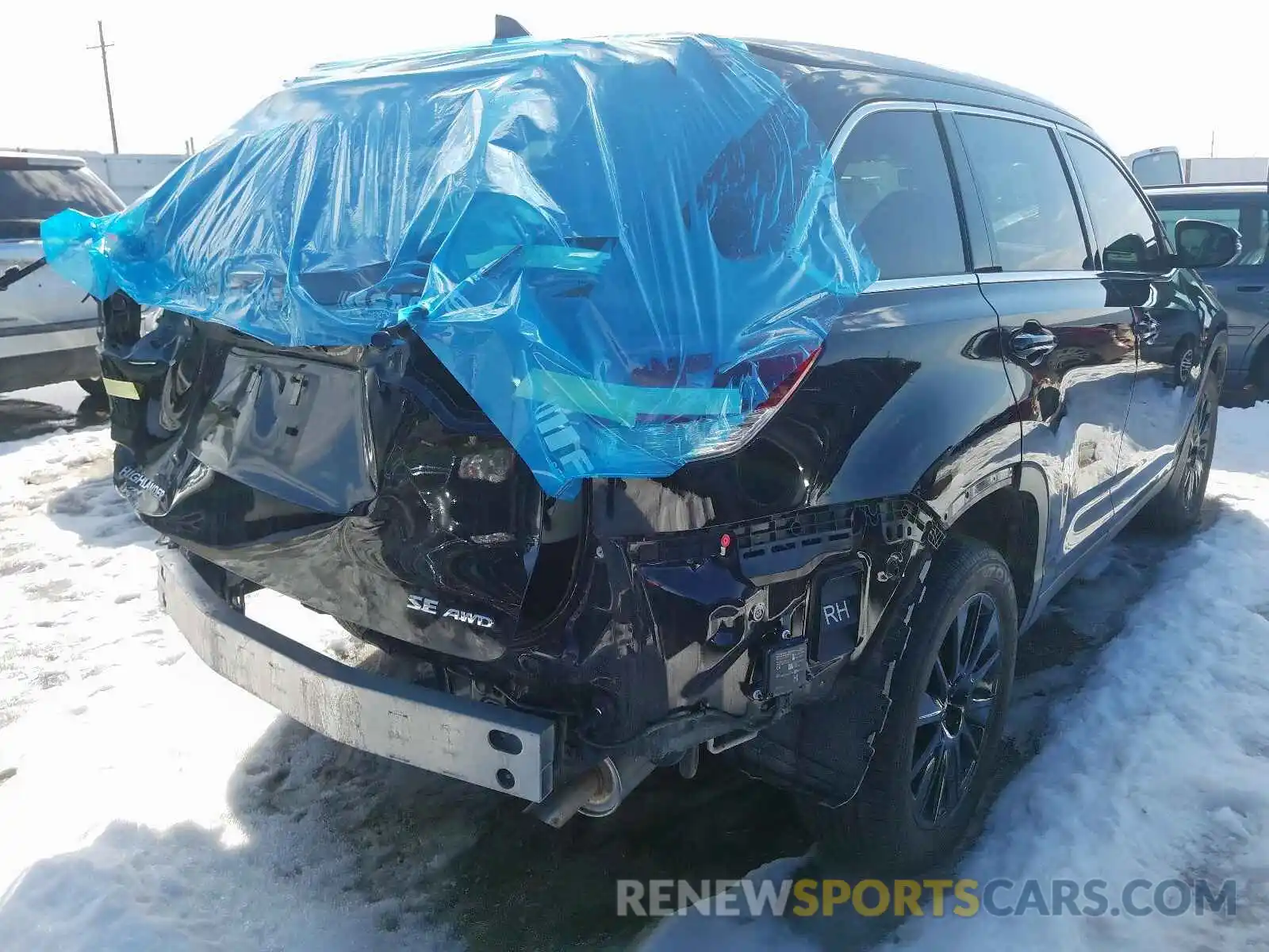 4 Photograph of a damaged car 5TDJZRFH1KS934602 TOYOTA HIGHLANDER 2019