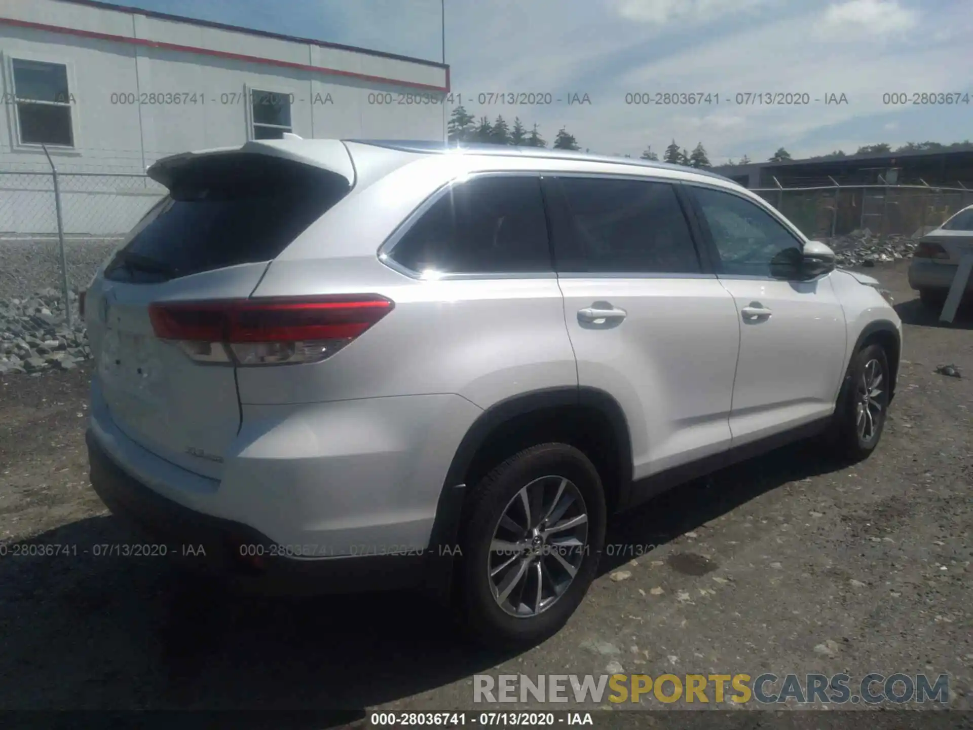 4 Photograph of a damaged car 5TDJZRFH1KS936429 TOYOTA HIGHLANDER 2019