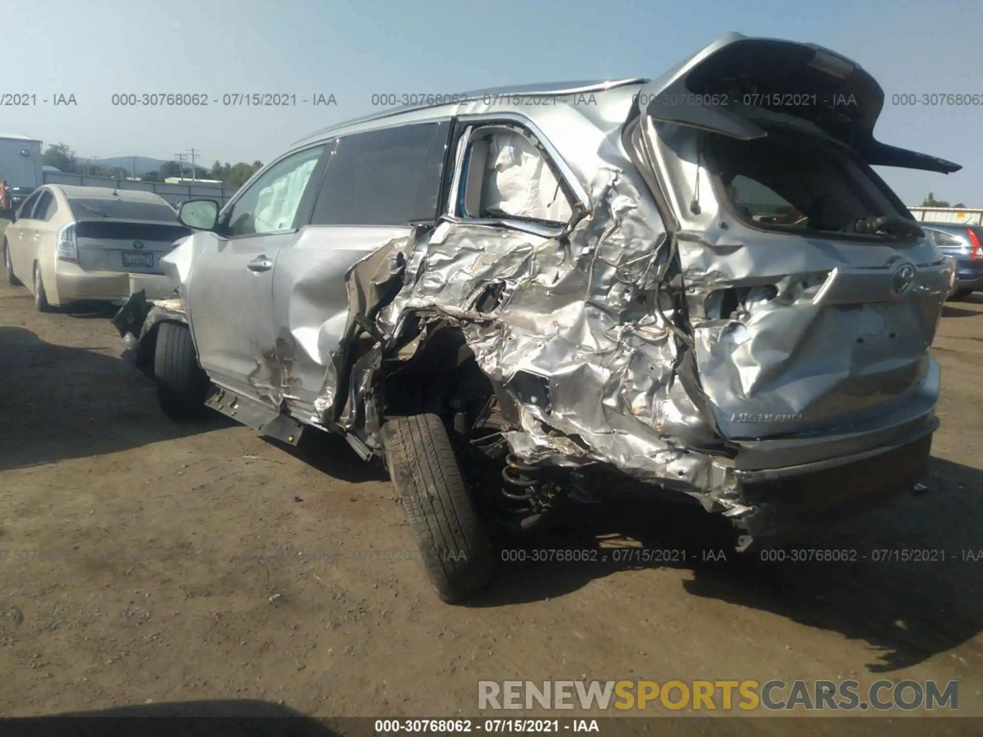 3 Photograph of a damaged car 5TDJZRFH1KS941243 TOYOTA HIGHLANDER 2019