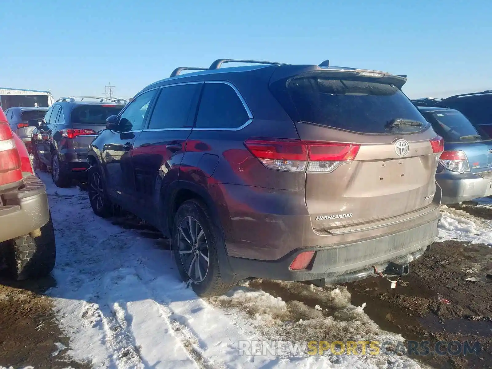 3 Photograph of a damaged car 5TDJZRFH1KS947057 TOYOTA HIGHLANDER 2019