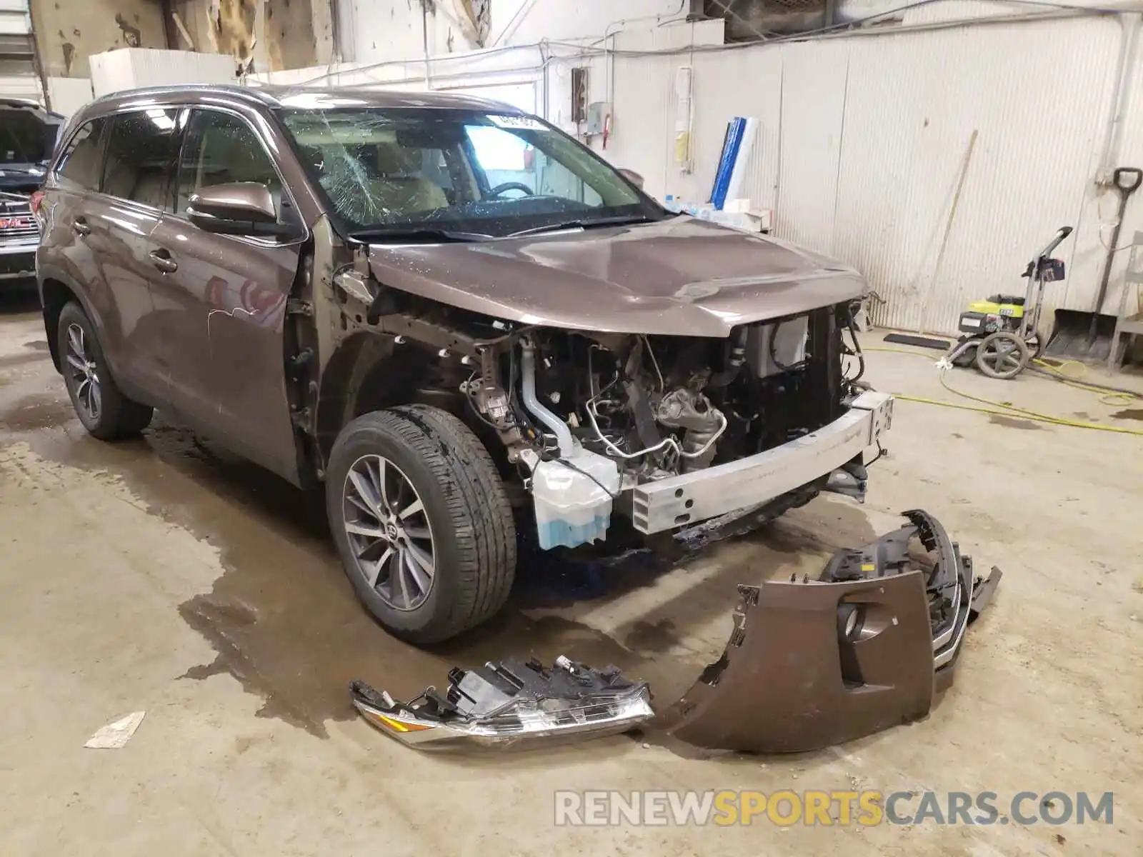 1 Photograph of a damaged car 5TDJZRFH1KS949780 TOYOTA HIGHLANDER 2019