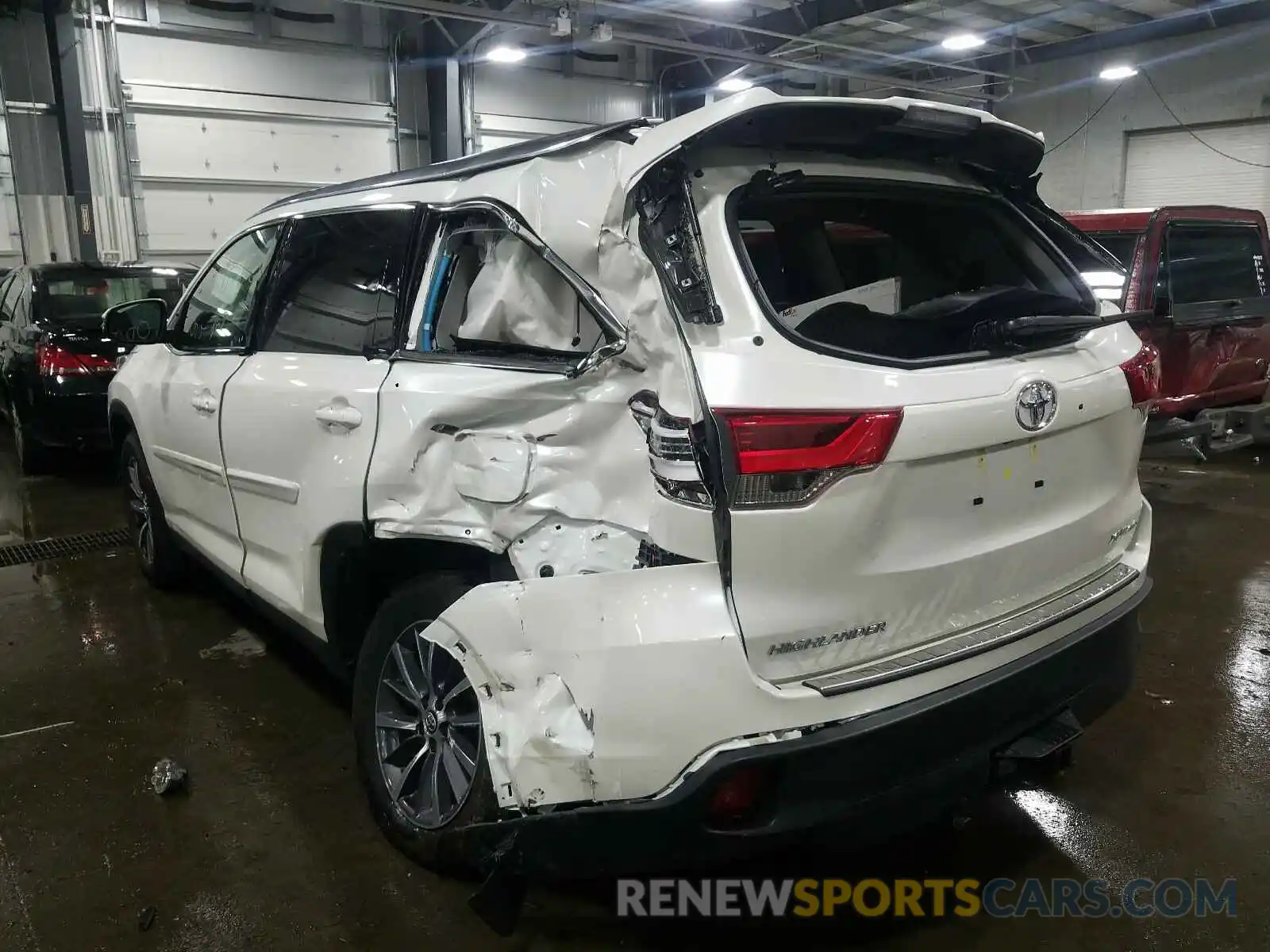 3 Photograph of a damaged car 5TDJZRFH1KS950556 TOYOTA HIGHLANDER 2019