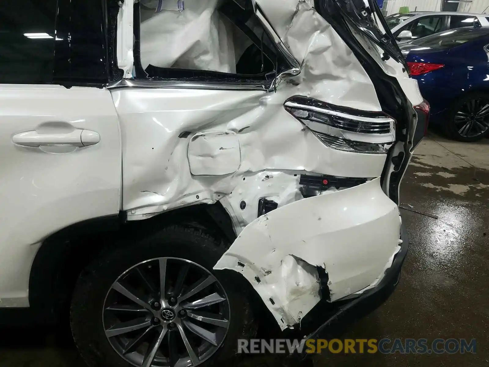 9 Photograph of a damaged car 5TDJZRFH1KS950556 TOYOTA HIGHLANDER 2019