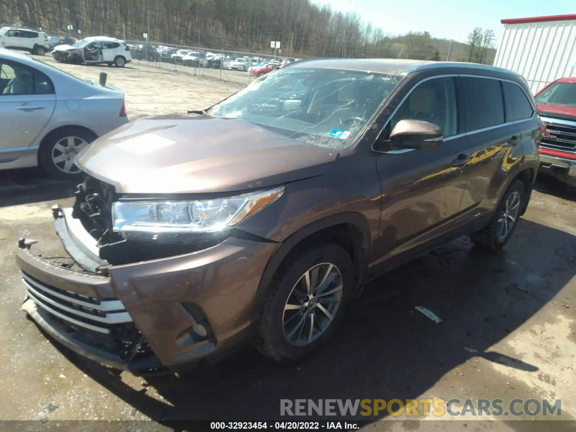 2 Photograph of a damaged car 5TDJZRFH1KS951447 TOYOTA HIGHLANDER 2019