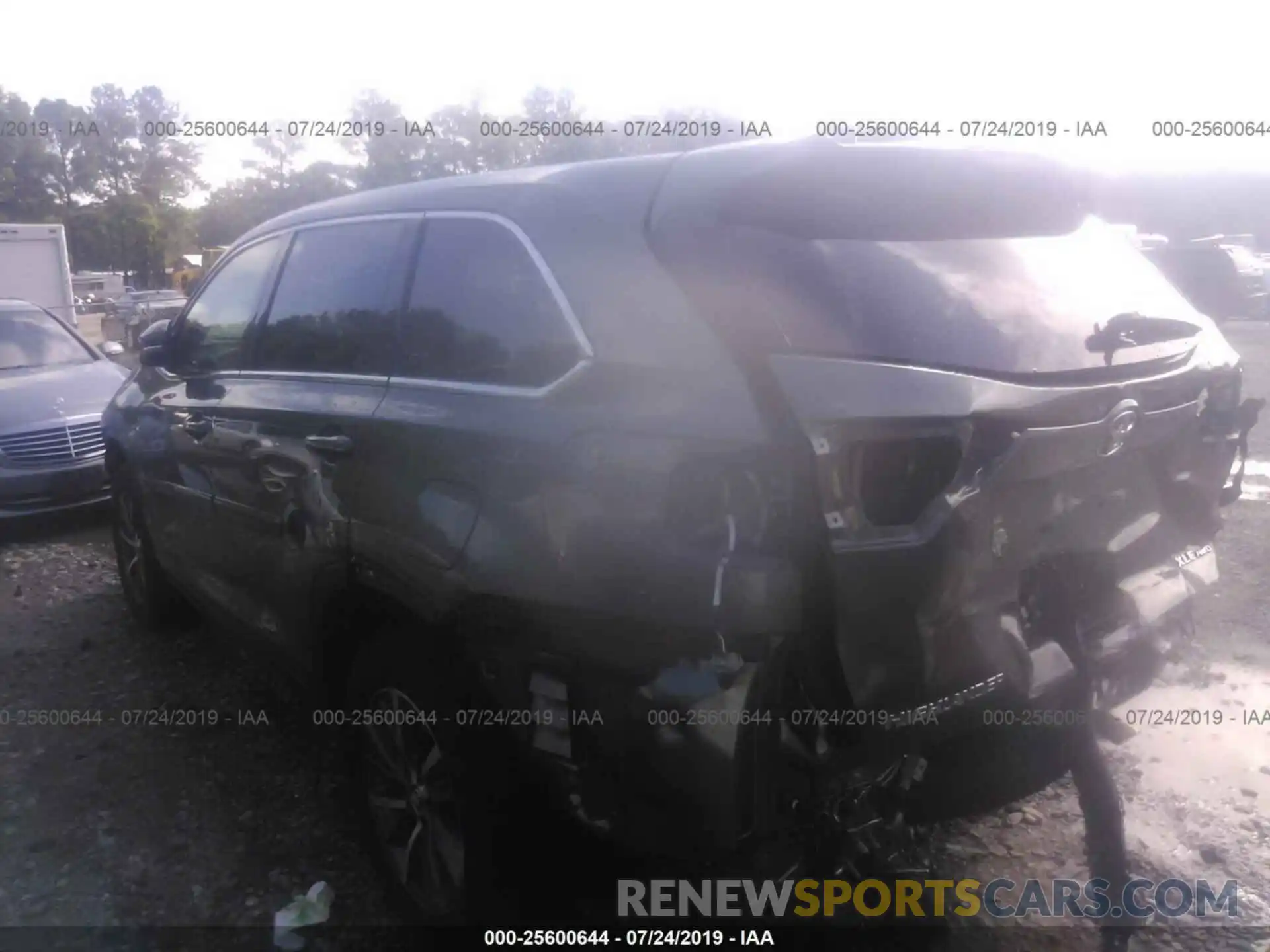 3 Photograph of a damaged car 5TDJZRFH1KS954235 TOYOTA HIGHLANDER 2019