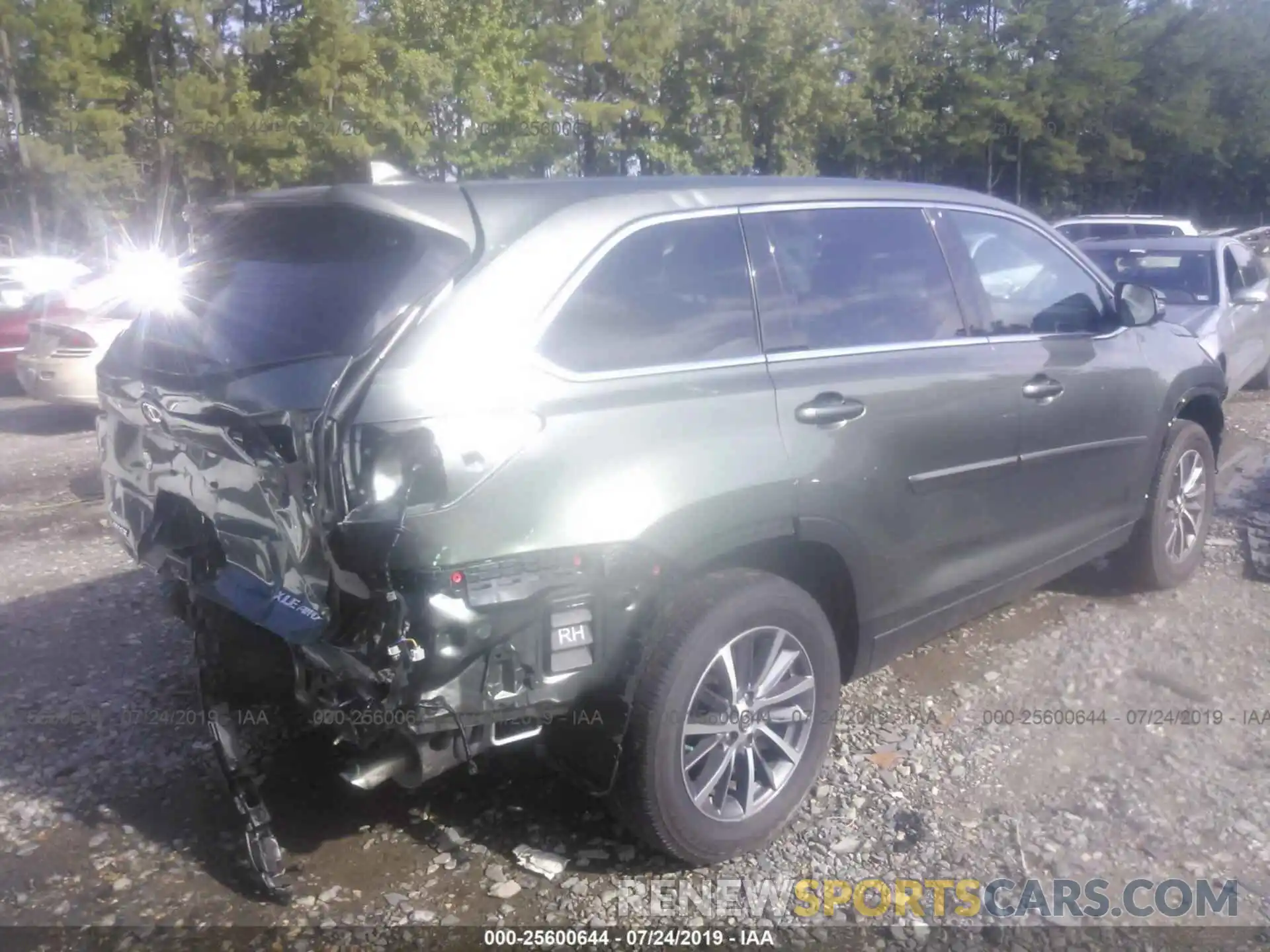 4 Photograph of a damaged car 5TDJZRFH1KS954235 TOYOTA HIGHLANDER 2019