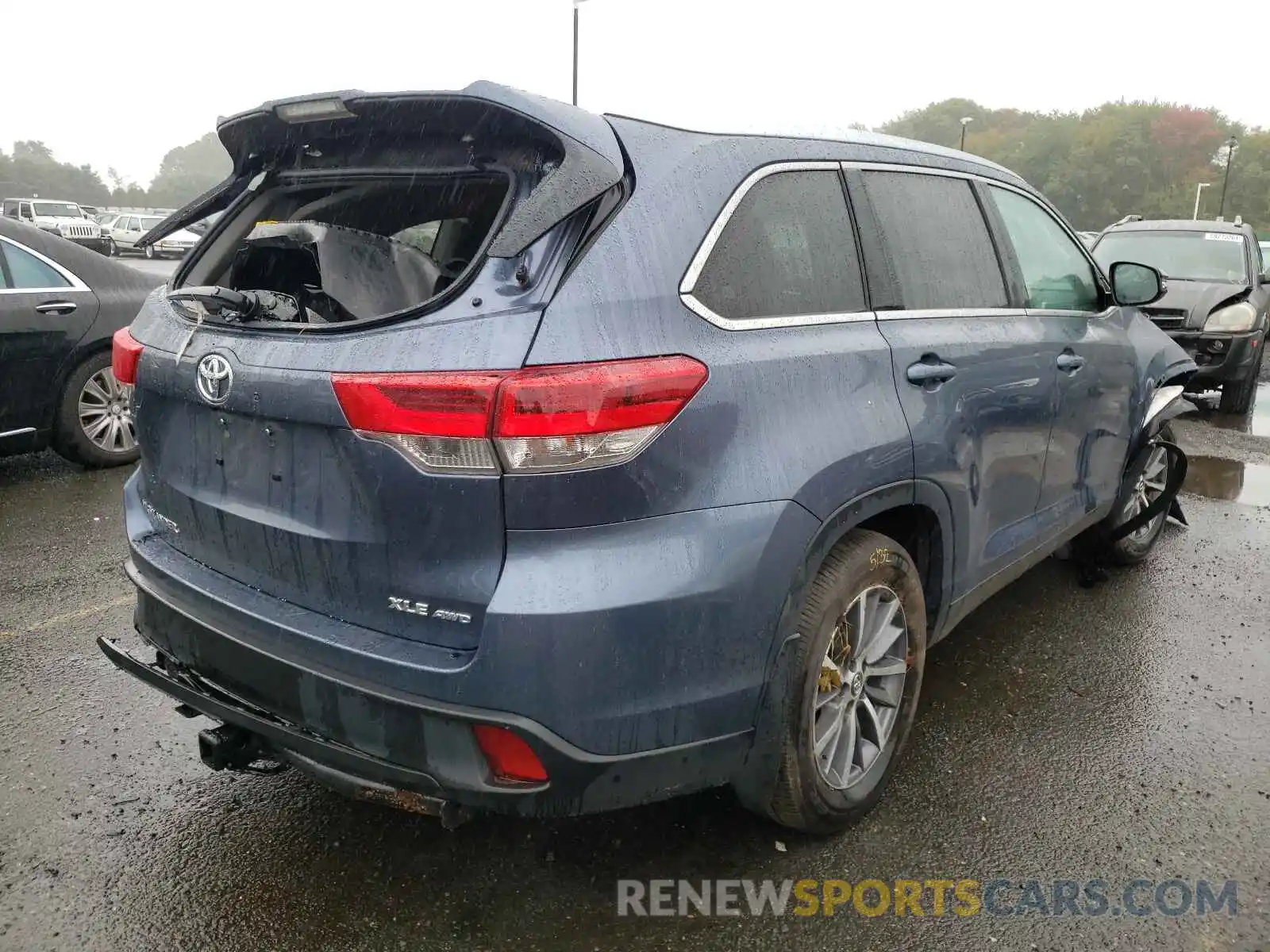 4 Photograph of a damaged car 5TDJZRFH1KS957264 TOYOTA HIGHLANDER 2019