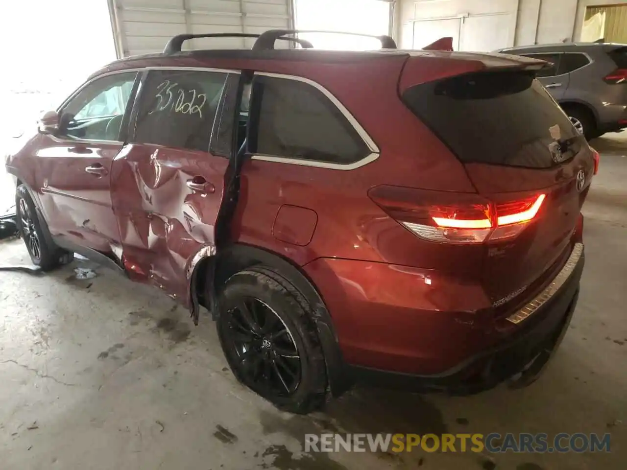 3 Photograph of a damaged car 5TDJZRFH1KS957703 TOYOTA HIGHLANDER 2019