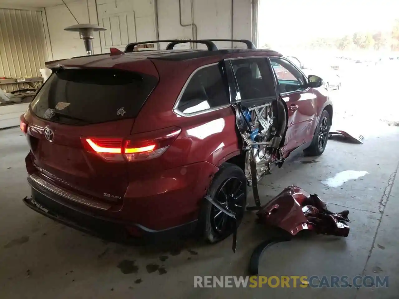 4 Photograph of a damaged car 5TDJZRFH1KS957703 TOYOTA HIGHLANDER 2019