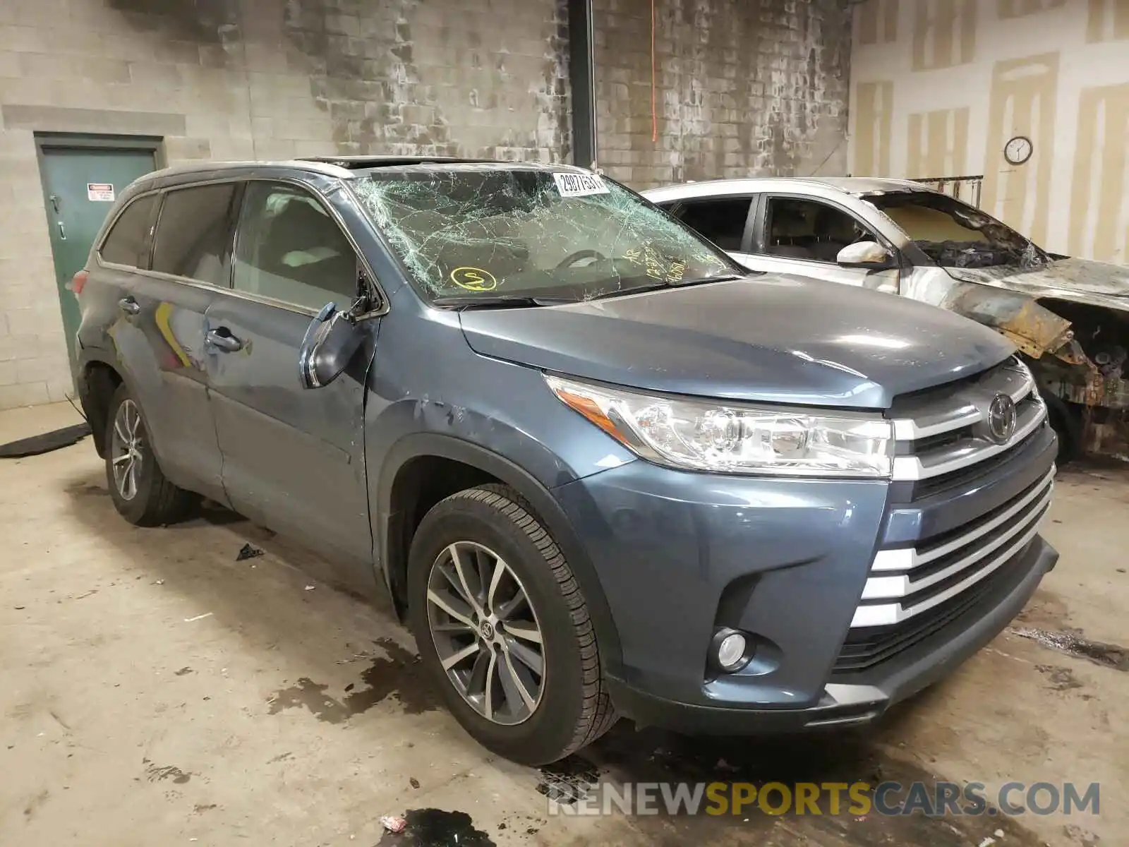 1 Photograph of a damaged car 5TDJZRFH1KS960519 TOYOTA HIGHLANDER 2019