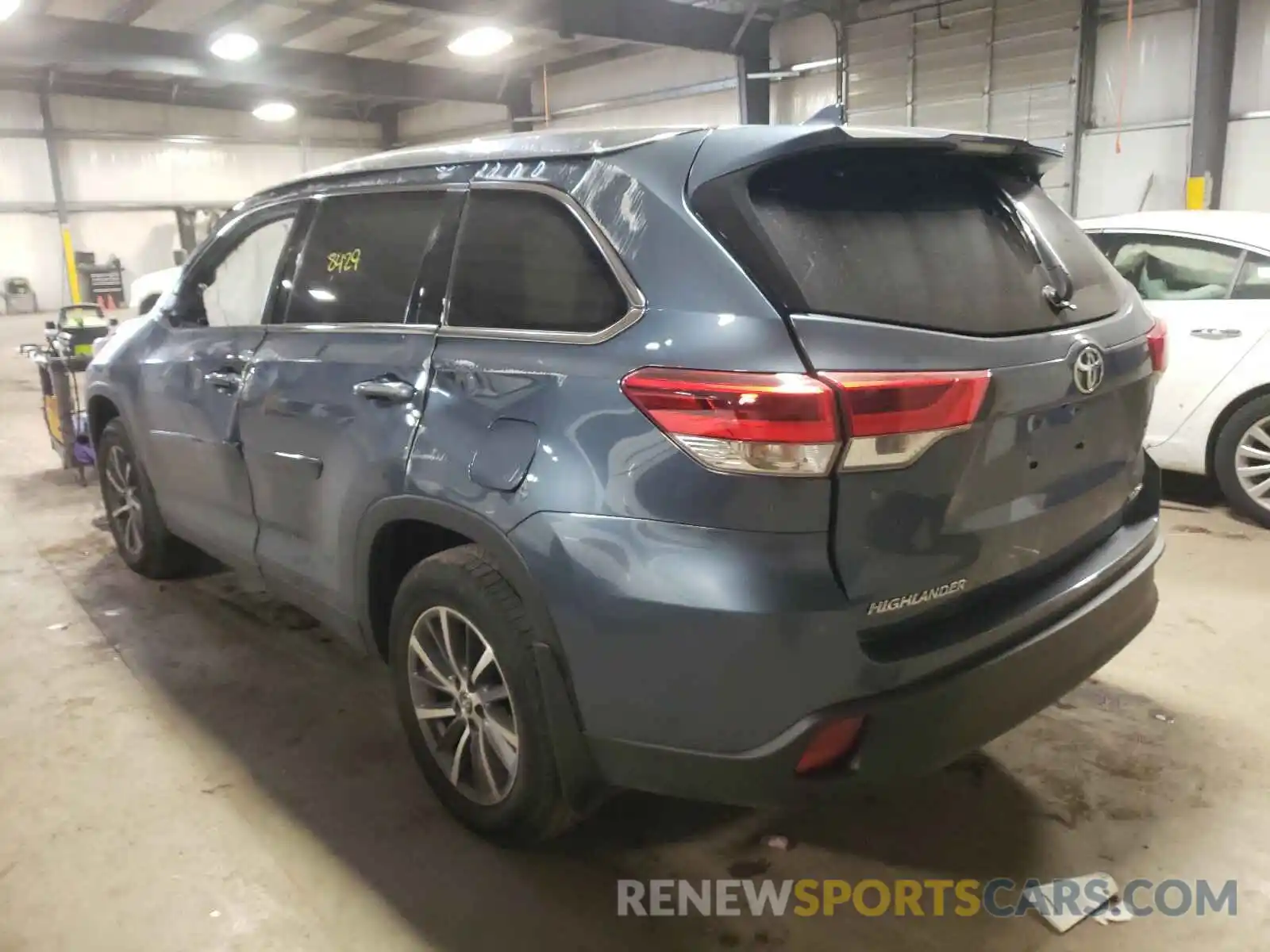 3 Photograph of a damaged car 5TDJZRFH1KS960519 TOYOTA HIGHLANDER 2019