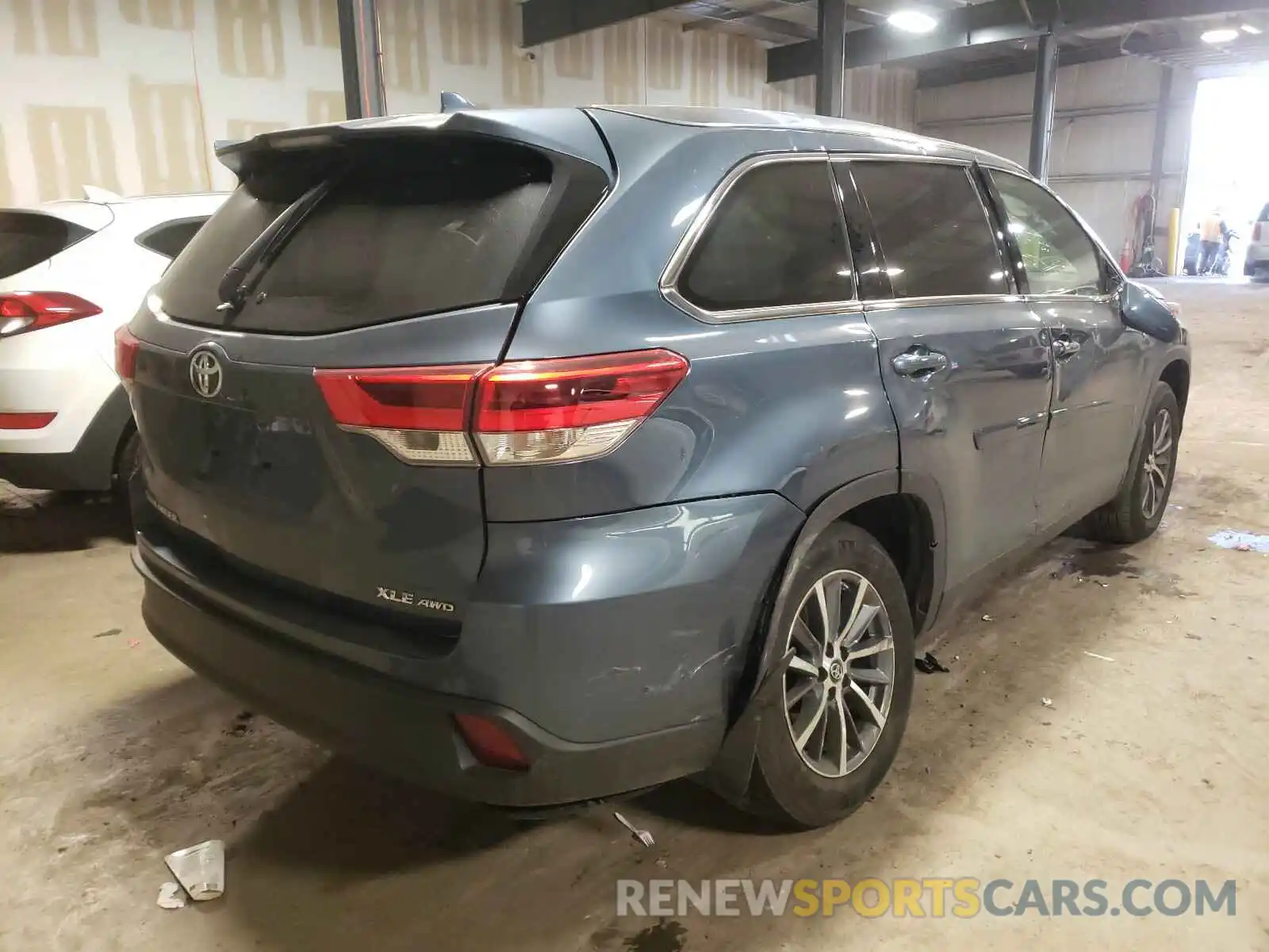 4 Photograph of a damaged car 5TDJZRFH1KS960519 TOYOTA HIGHLANDER 2019