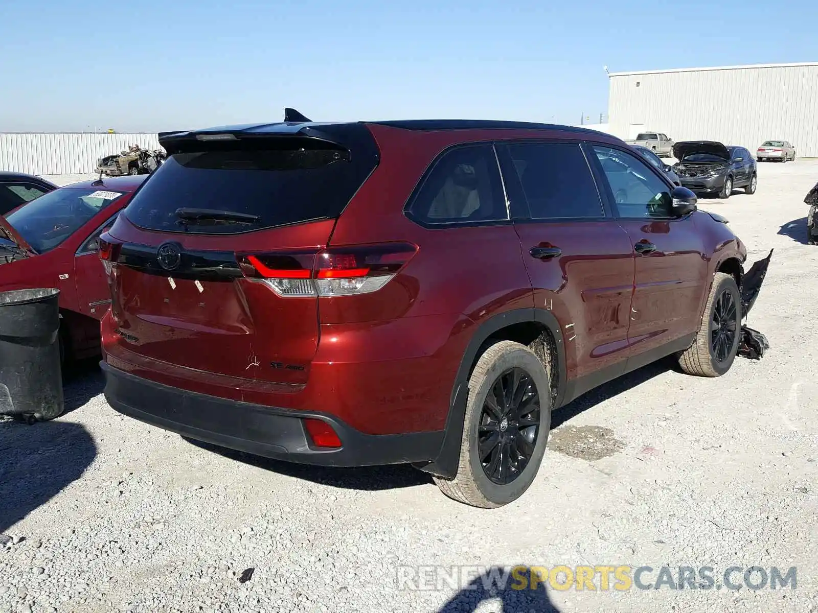 4 Photograph of a damaged car 5TDJZRFH1KS961363 TOYOTA HIGHLANDER 2019