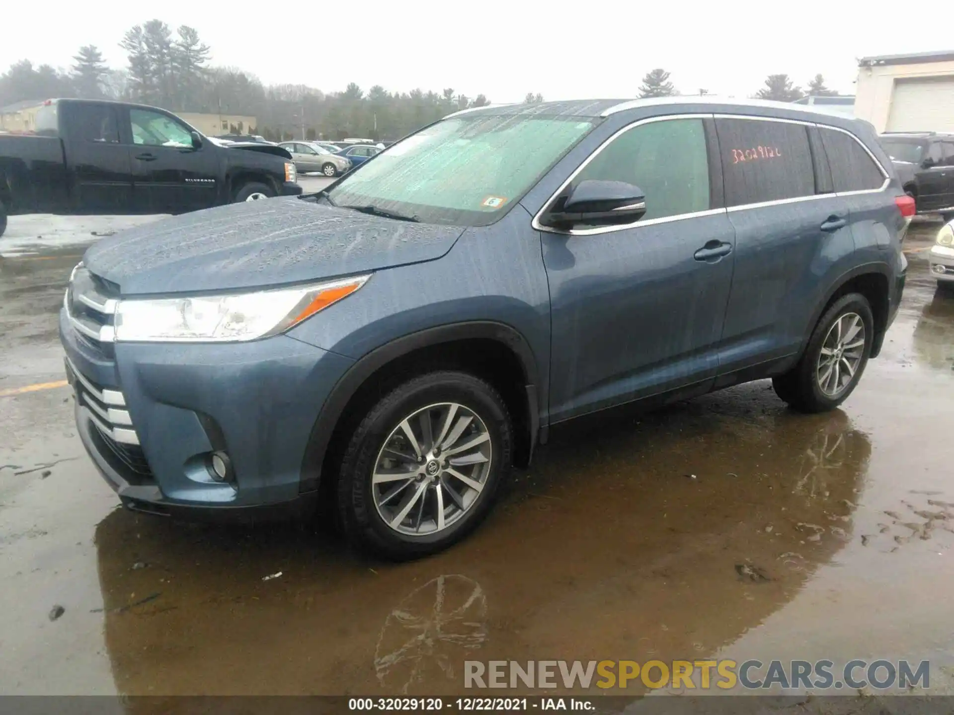 2 Photograph of a damaged car 5TDJZRFH1KS968443 TOYOTA HIGHLANDER 2019