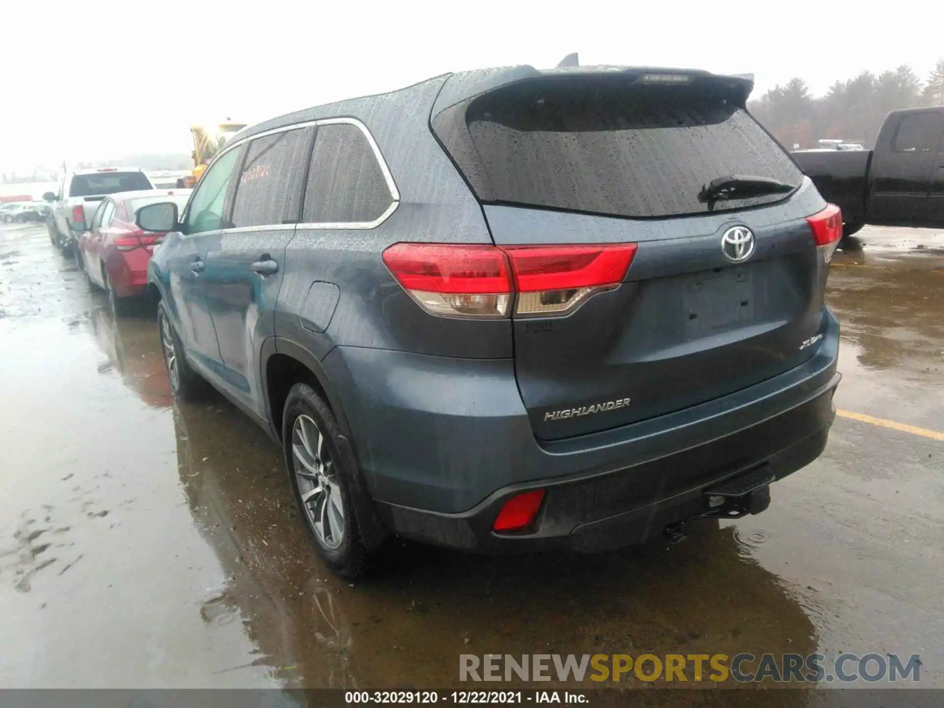 3 Photograph of a damaged car 5TDJZRFH1KS968443 TOYOTA HIGHLANDER 2019