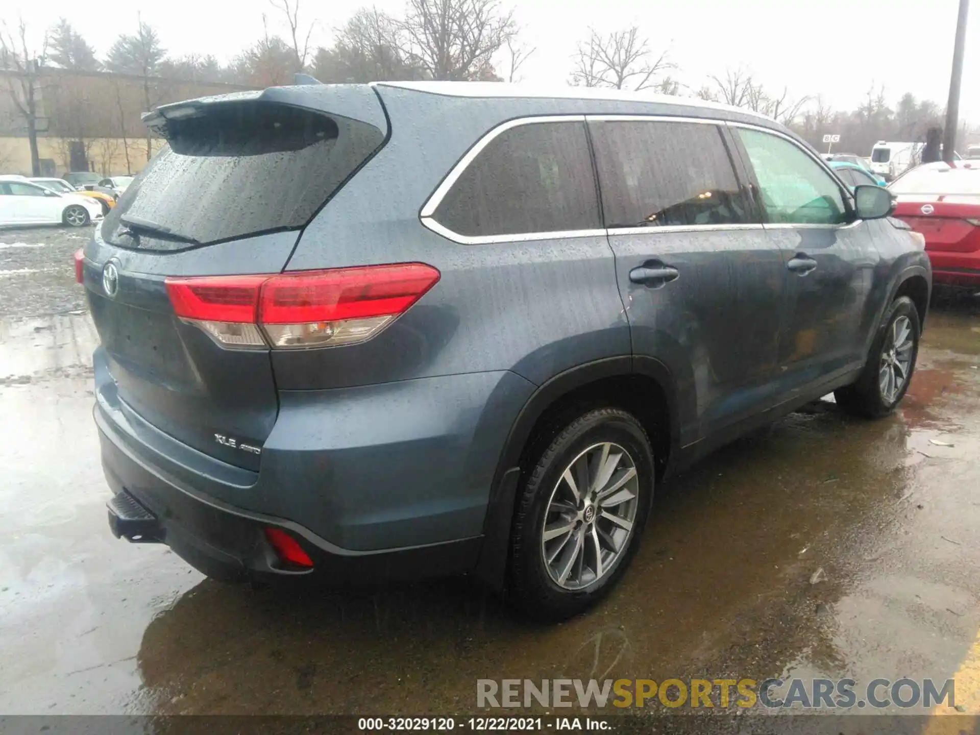 4 Photograph of a damaged car 5TDJZRFH1KS968443 TOYOTA HIGHLANDER 2019