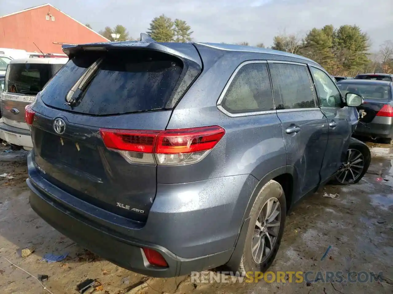 4 Photograph of a damaged car 5TDJZRFH1KS986702 TOYOTA HIGHLANDER 2019