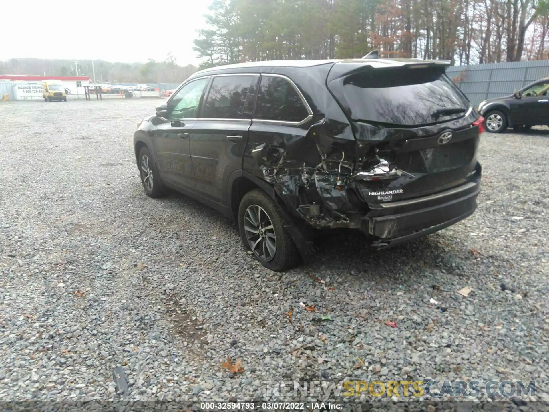 3 Photograph of a damaged car 5TDJZRFH1KS987543 TOYOTA HIGHLANDER 2019