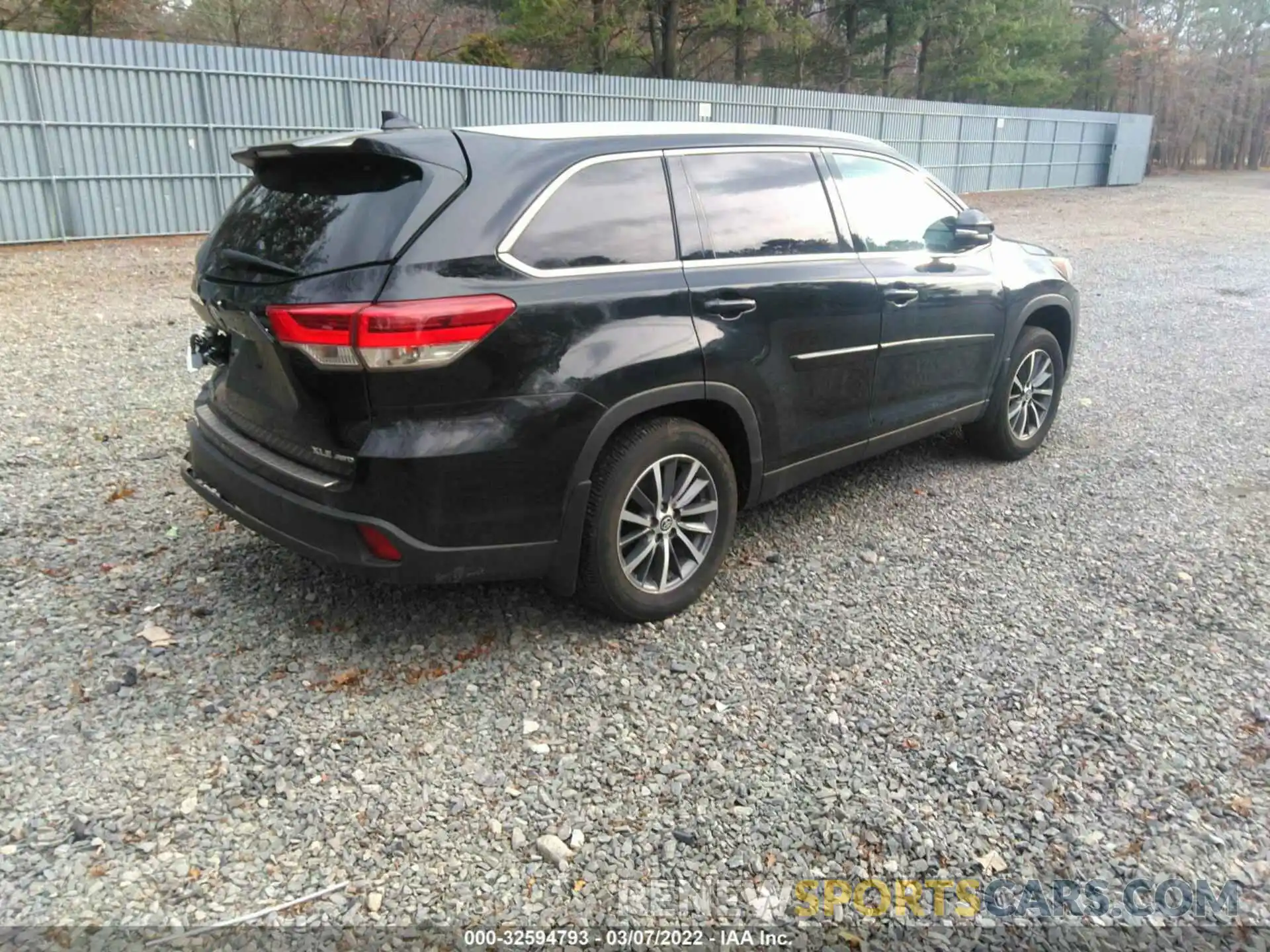 4 Photograph of a damaged car 5TDJZRFH1KS987543 TOYOTA HIGHLANDER 2019