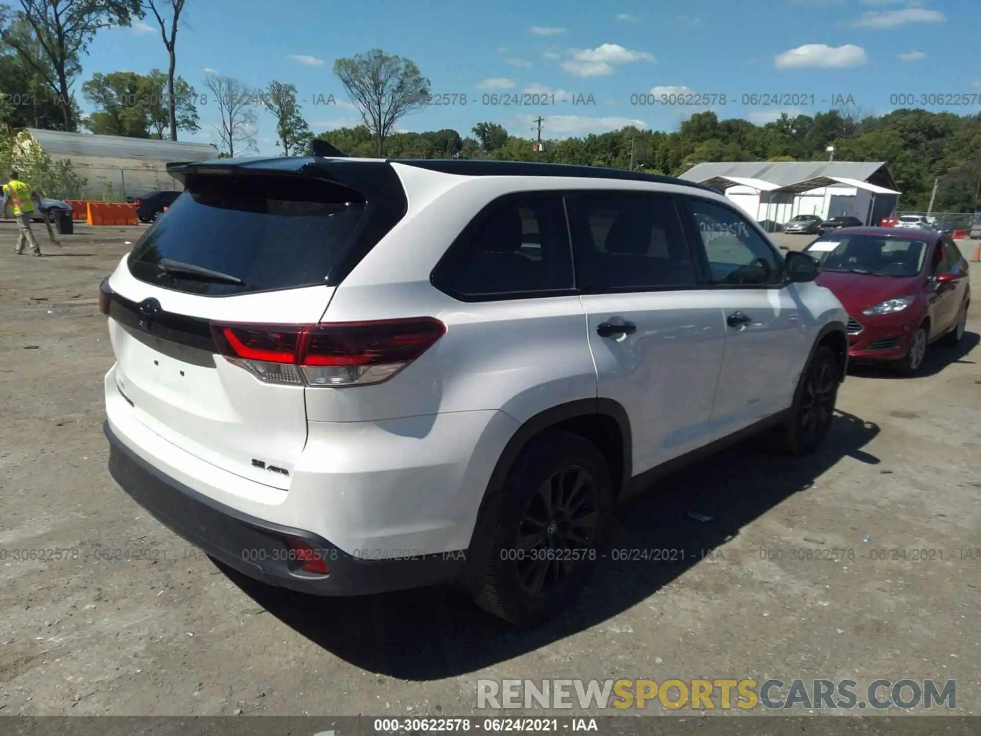 4 Photograph of a damaged car 5TDJZRFH1KS991107 TOYOTA HIGHLANDER 2019