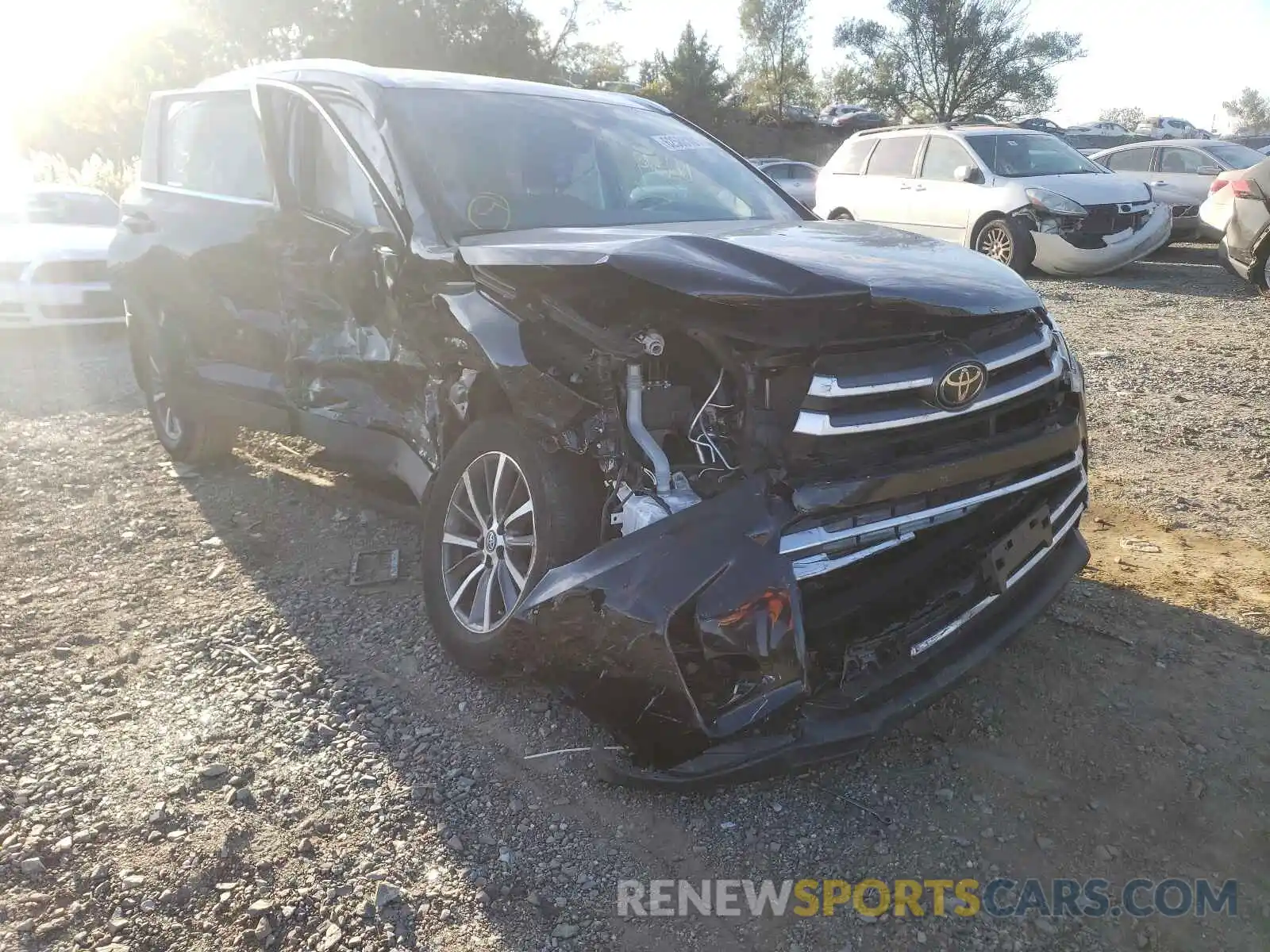 1 Photograph of a damaged car 5TDJZRFH1KS992967 TOYOTA HIGHLANDER 2019