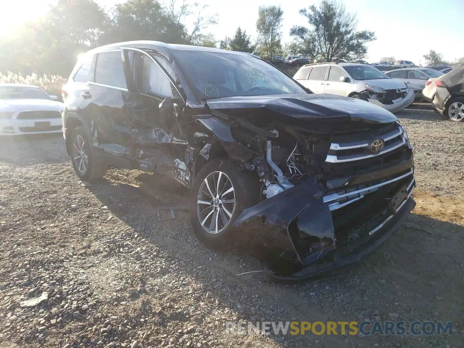 9 Photograph of a damaged car 5TDJZRFH1KS992967 TOYOTA HIGHLANDER 2019