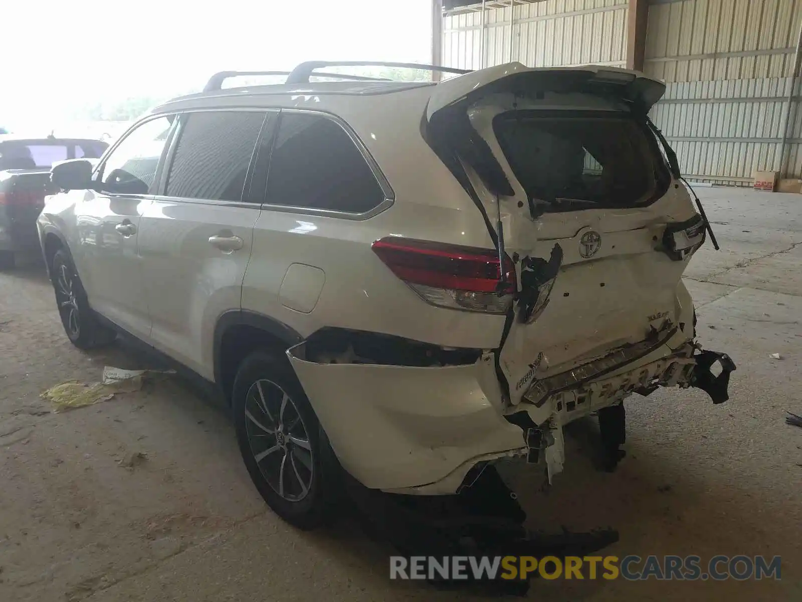 3 Photograph of a damaged car 5TDJZRFH1KS993617 TOYOTA HIGHLANDER 2019