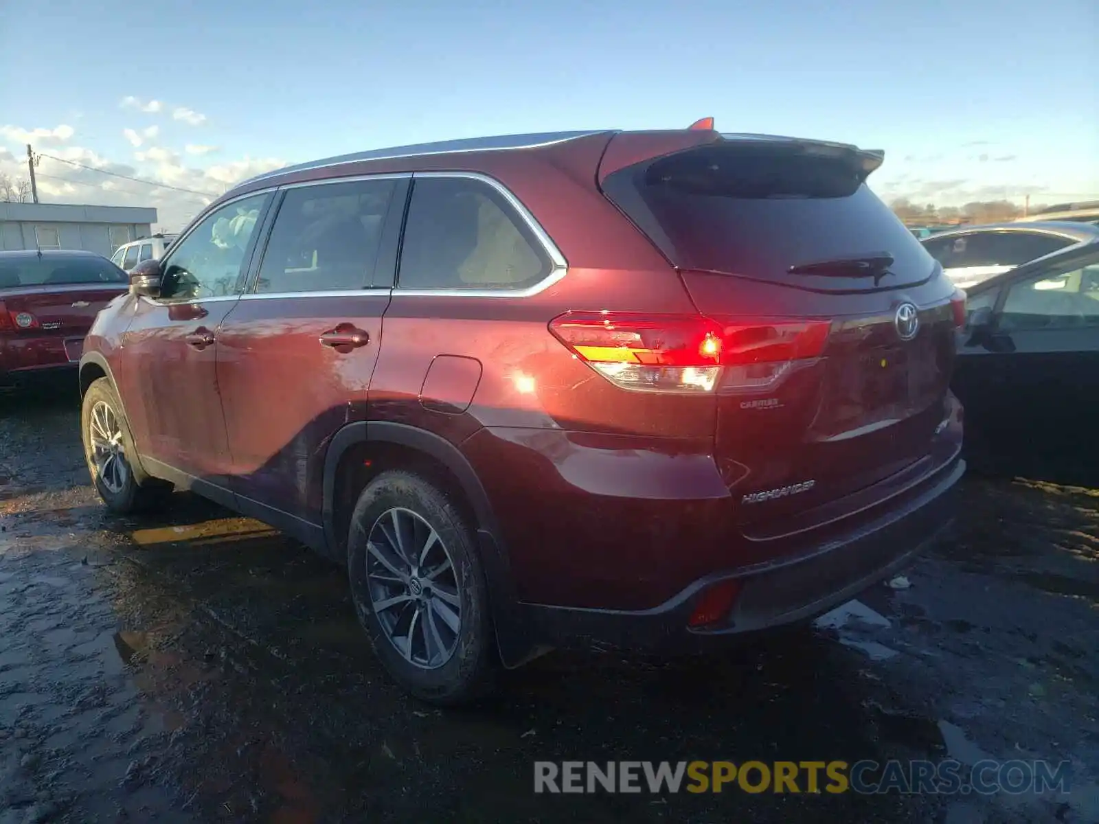 3 Photograph of a damaged car 5TDJZRFH1KS994590 TOYOTA HIGHLANDER 2019