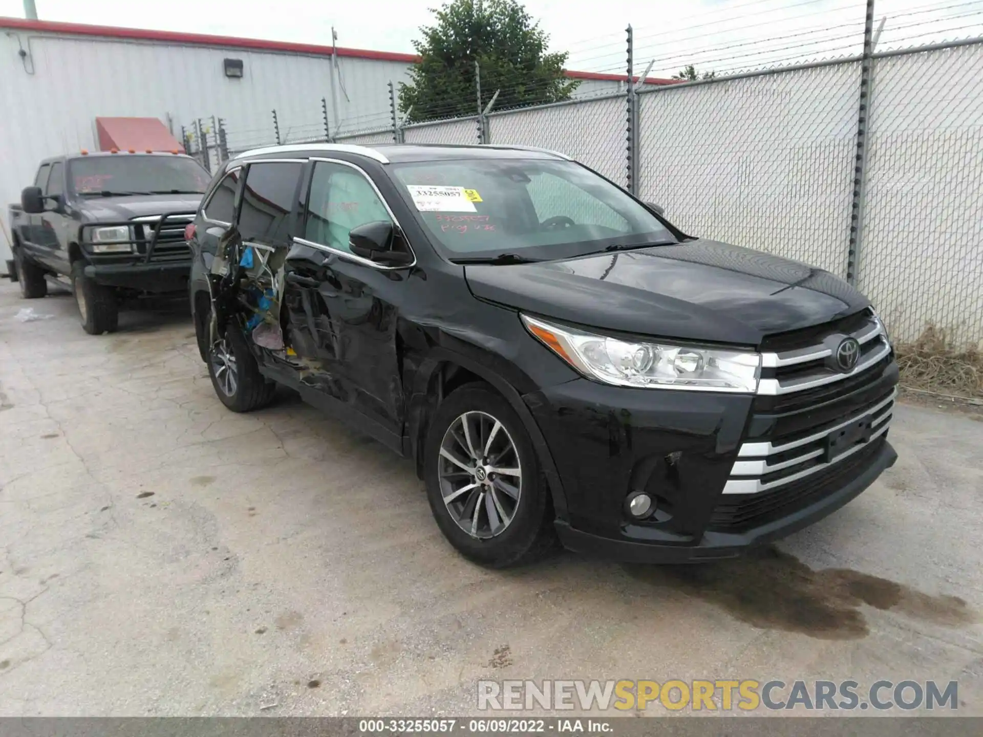 1 Photograph of a damaged car 5TDJZRFH2KS563112 TOYOTA HIGHLANDER 2019