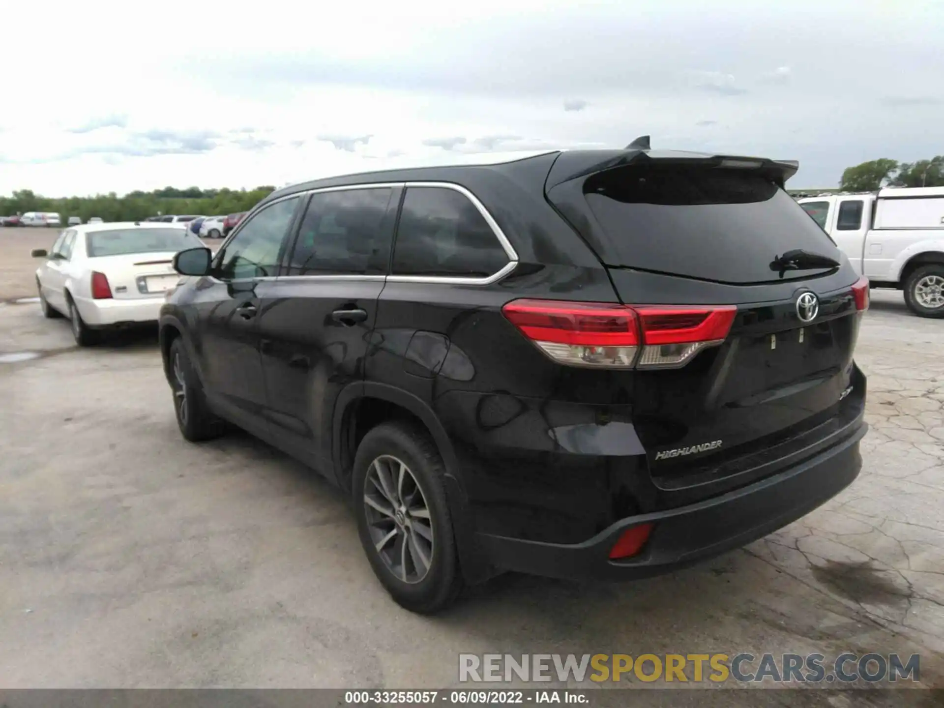 3 Photograph of a damaged car 5TDJZRFH2KS563112 TOYOTA HIGHLANDER 2019