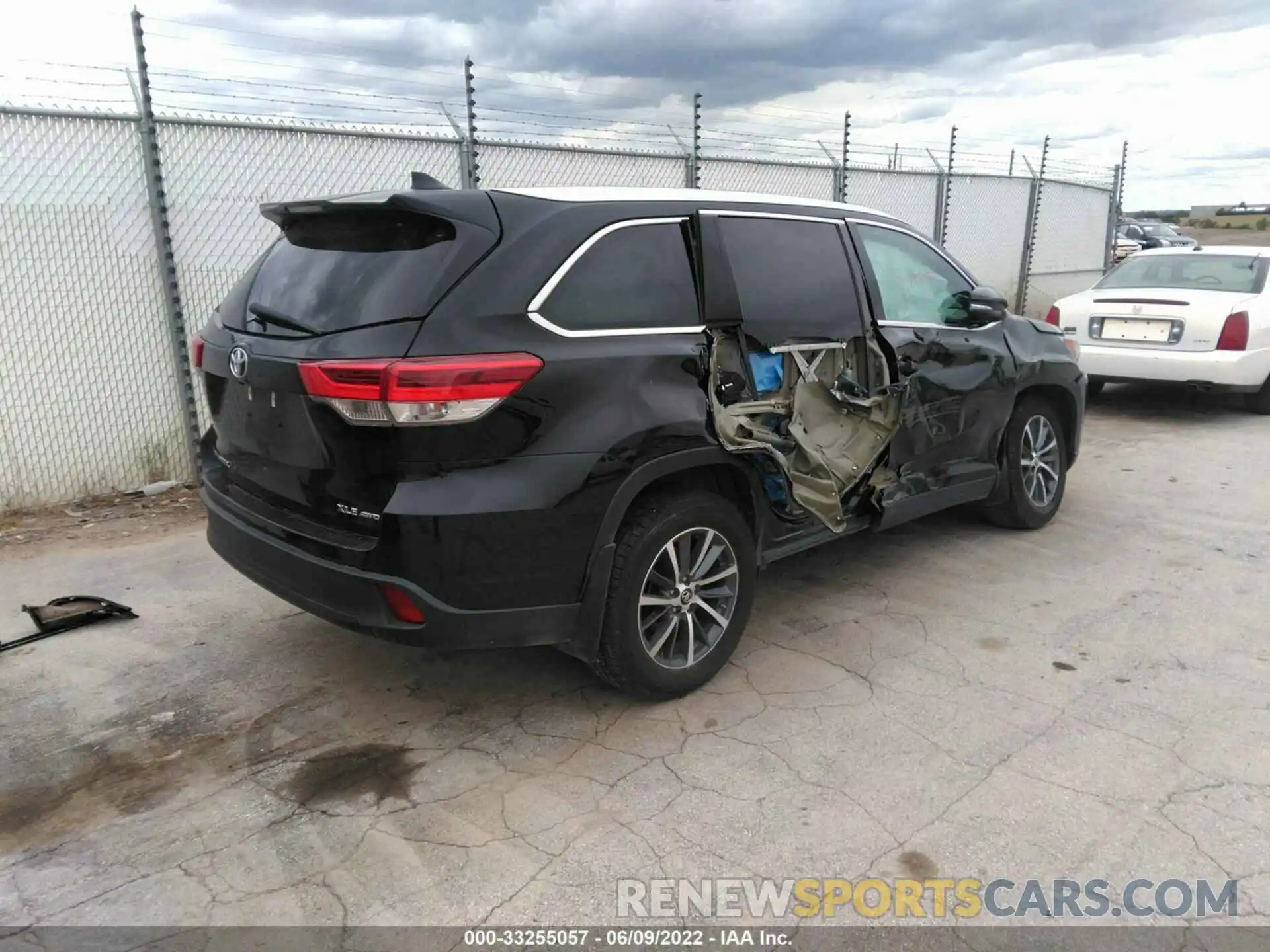 4 Photograph of a damaged car 5TDJZRFH2KS563112 TOYOTA HIGHLANDER 2019